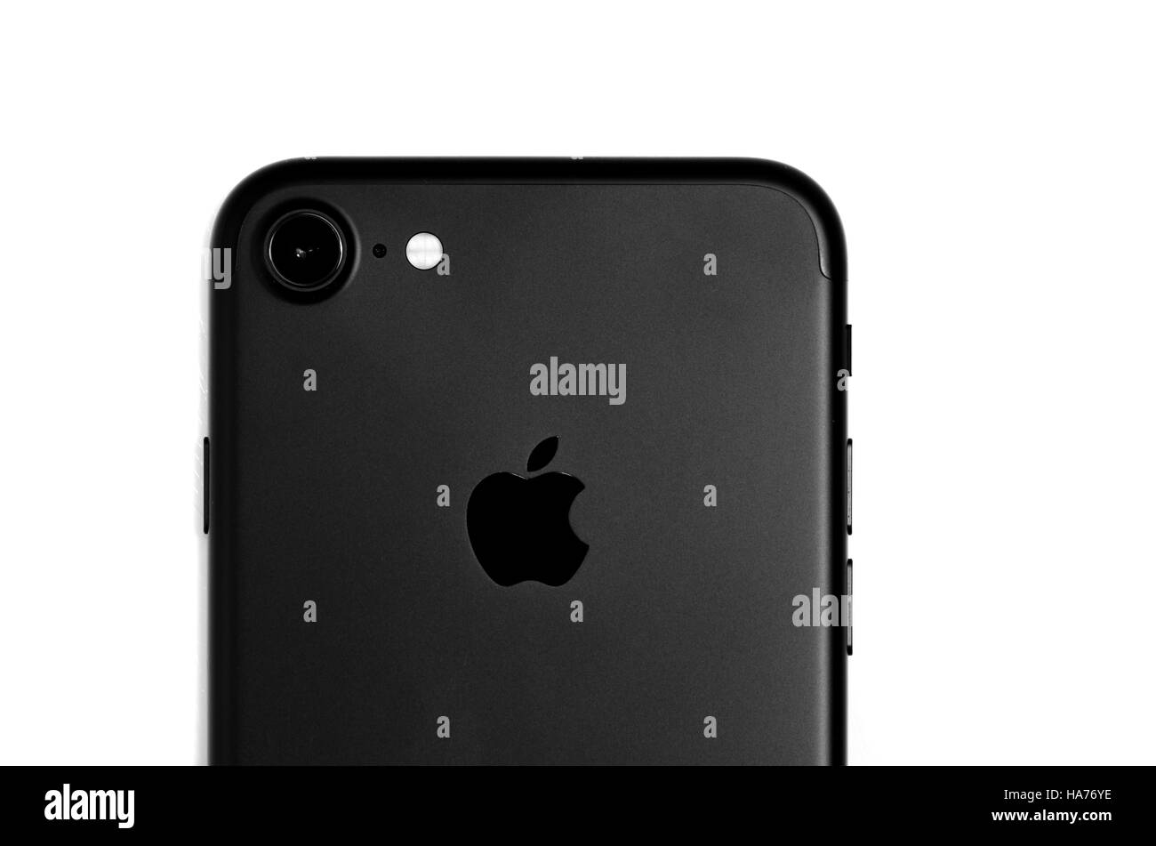 BRASOV, Romania - 25 Novembre 2016: iPhone 7 nero opaco dettaglio del retro con fotocamera e quad-flash isolato su bianco Foto Stock