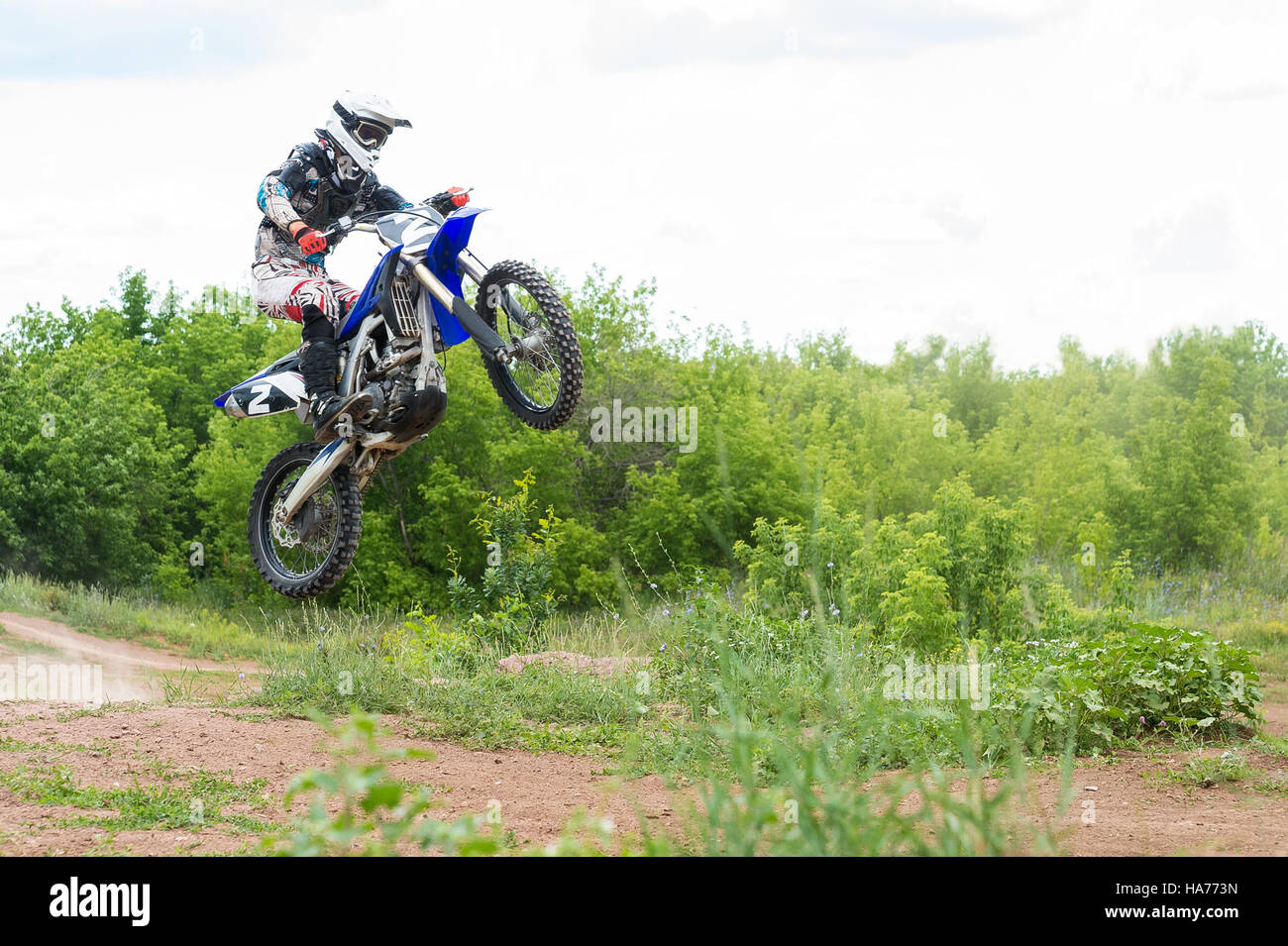 Il giovane atleta su una motocicletta jump Foto Stock