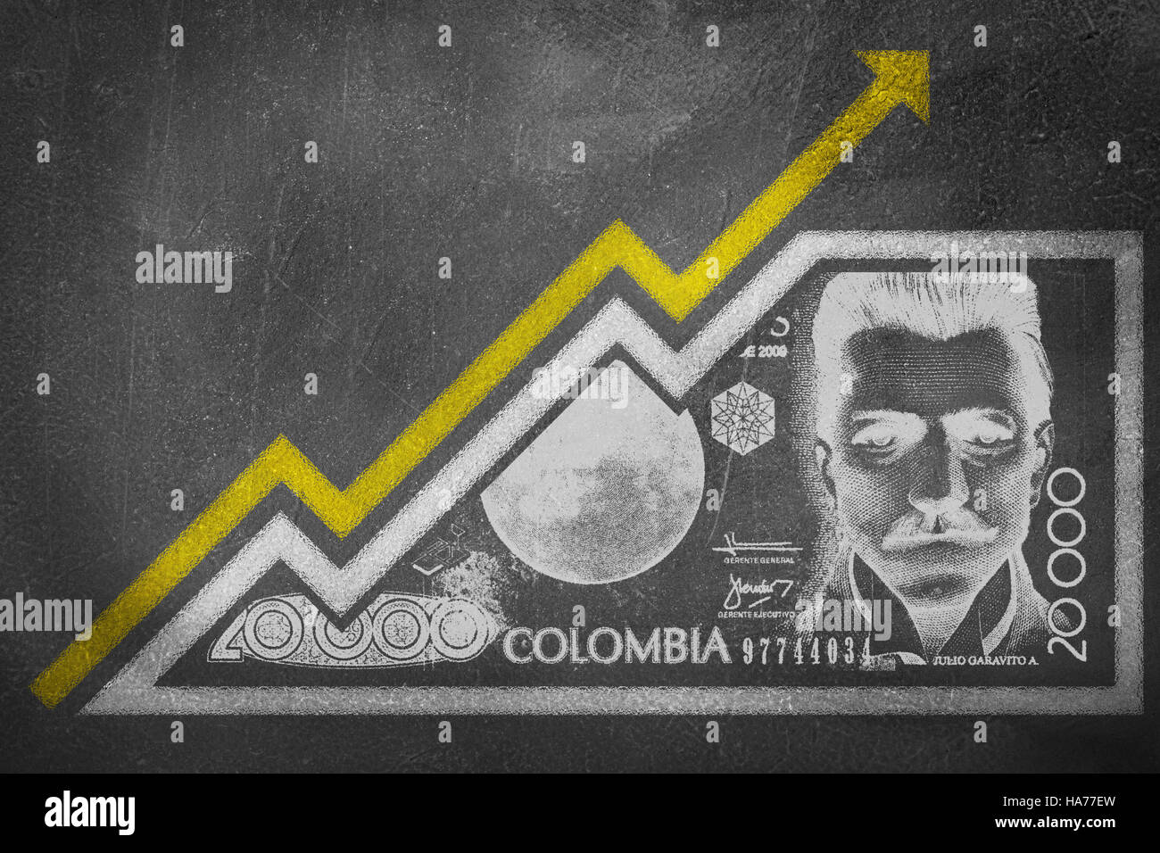 Un denaro bill disegnati su una scheda di gesso guardando come un grafico di crescita con una freccia rivolta verso l'alto che simboleggiano le relazioni economiche. Foto Stock