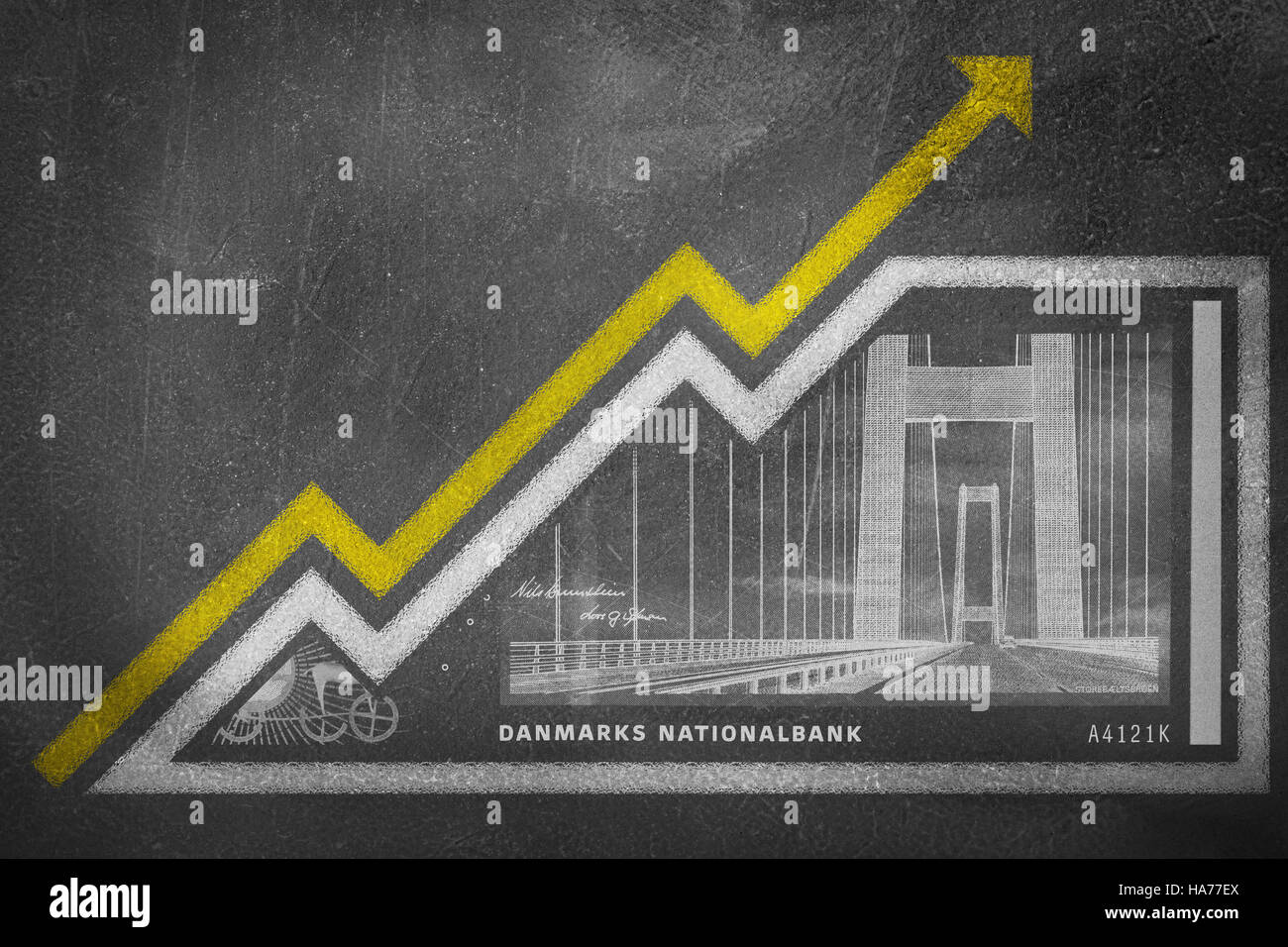 Un denaro bill disegnati su una scheda di gesso guardando come un grafico di crescita con una freccia rivolta verso l'alto che simboleggiano le relazioni economiche. Foto Stock