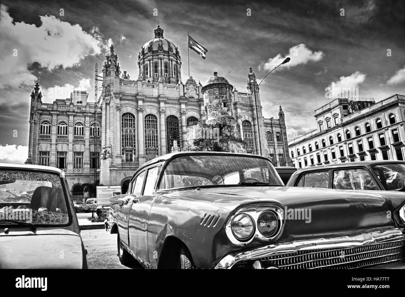 Immagine in bianco e nero di classic american parcheggiata di fronte alla rivoluzione nel palazzo di l'Avana. Cuba Foto Stock