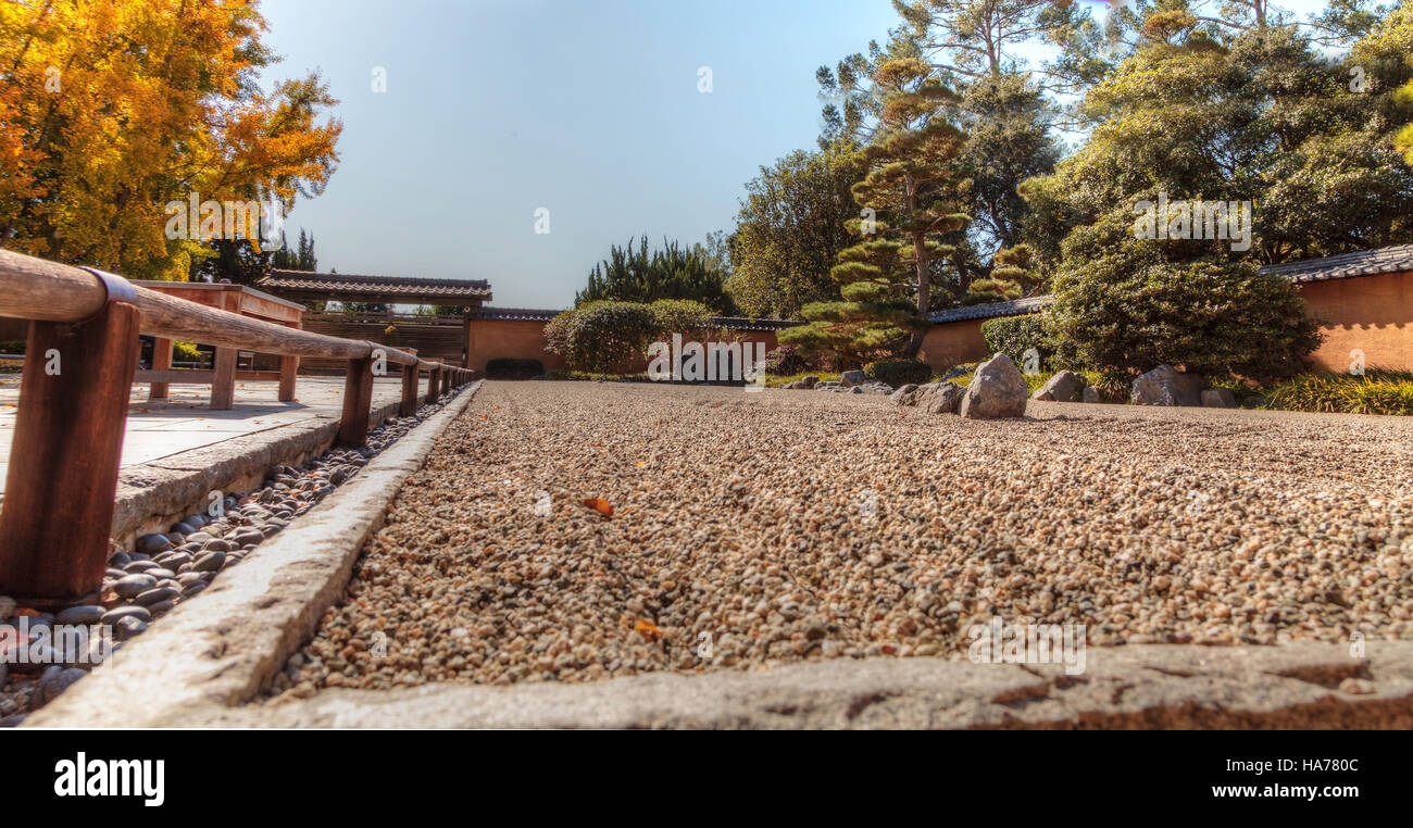 Los Angeles, CA, Stati Uniti d'America - 25 Novembre 2016: giapponese giardino zen rastrellata ciottoli nel giardino giapponese a Huntington Botanical G Foto Stock