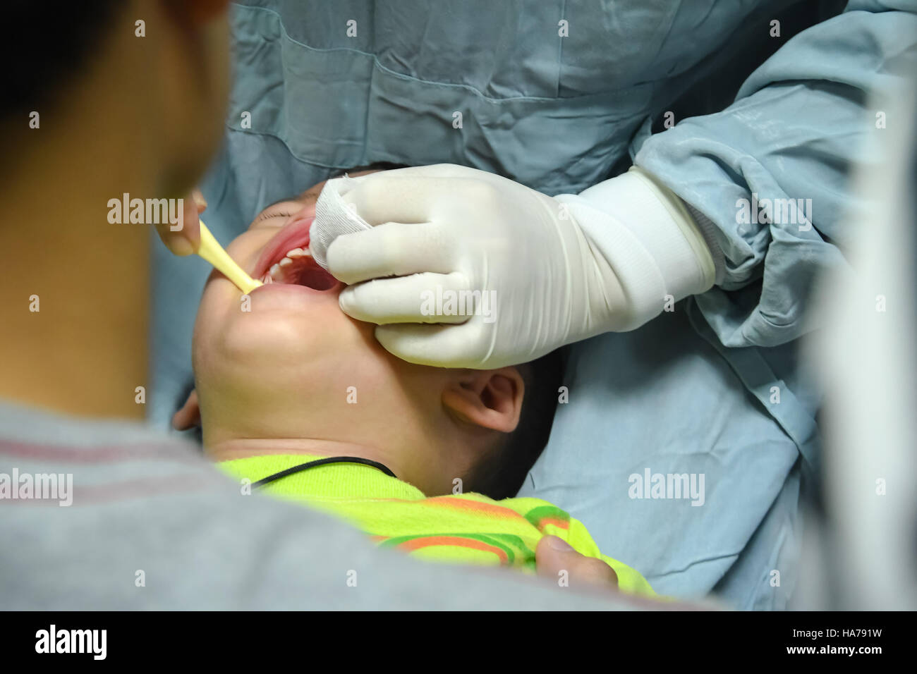 CHIANG MAI, Thailandia - 18 Aprile 2016:medico dentista insegnare un bambino a spazzolare i denti. Concetto medico. CHIANG MAI, Thailandia. Foto Stock