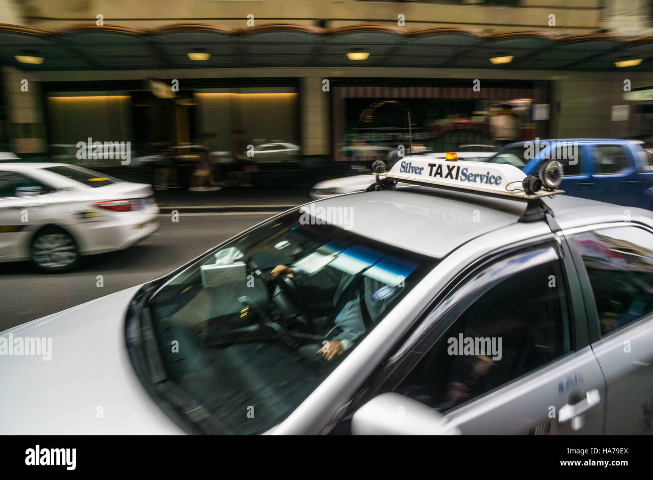 Una velocità di taxi passato nel centro di Sydney. Foto Stock