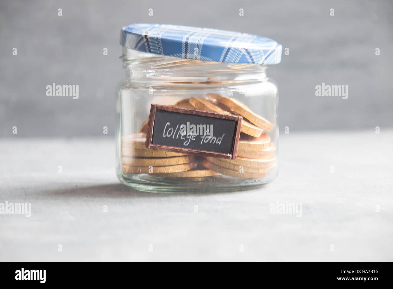 College Fund tag e monete d'oro in vaso Foto Stock