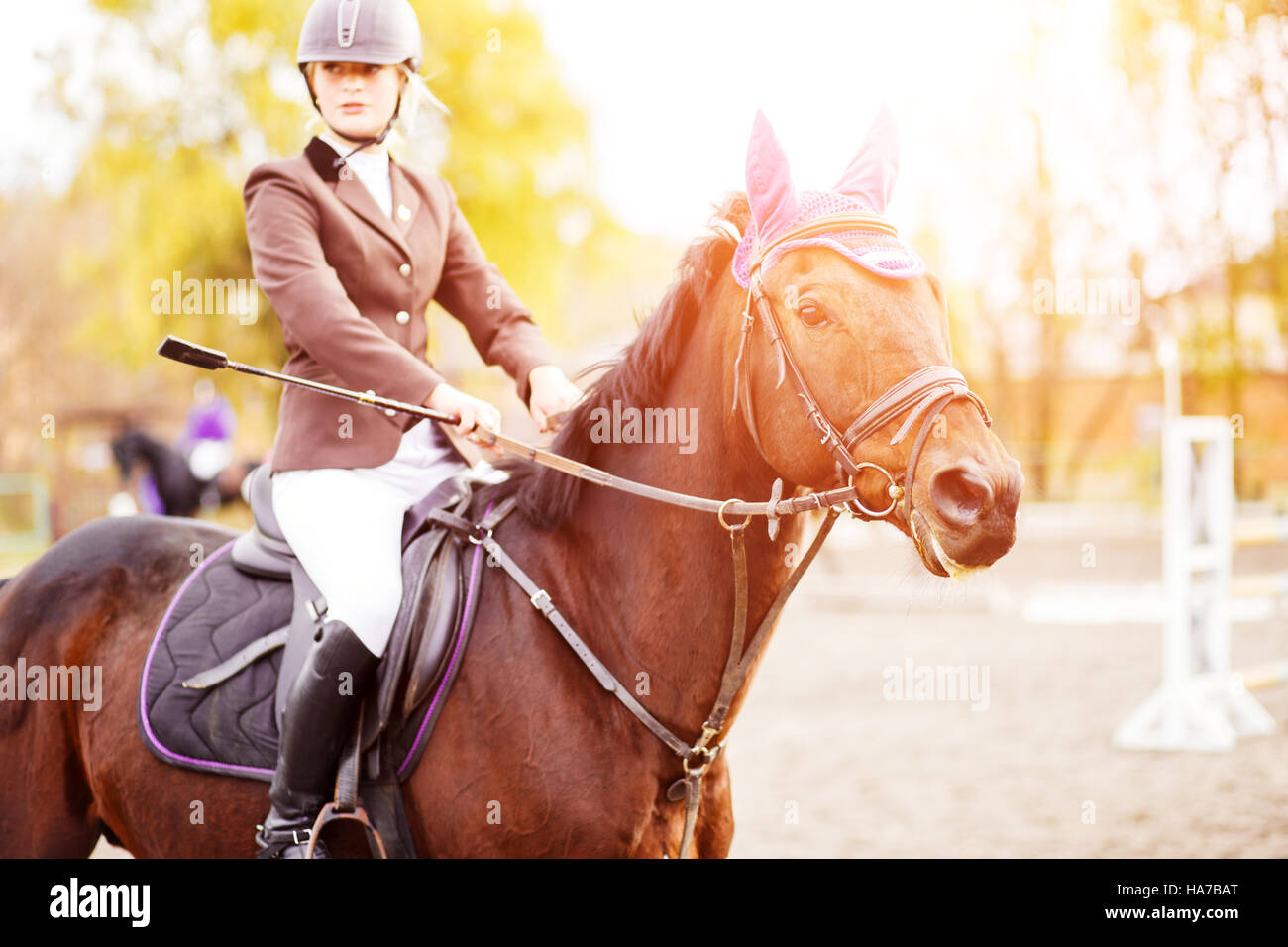 Pilota giovane donna di equitazione presso la concorrenza. Sport Equestri sfondo Foto Stock