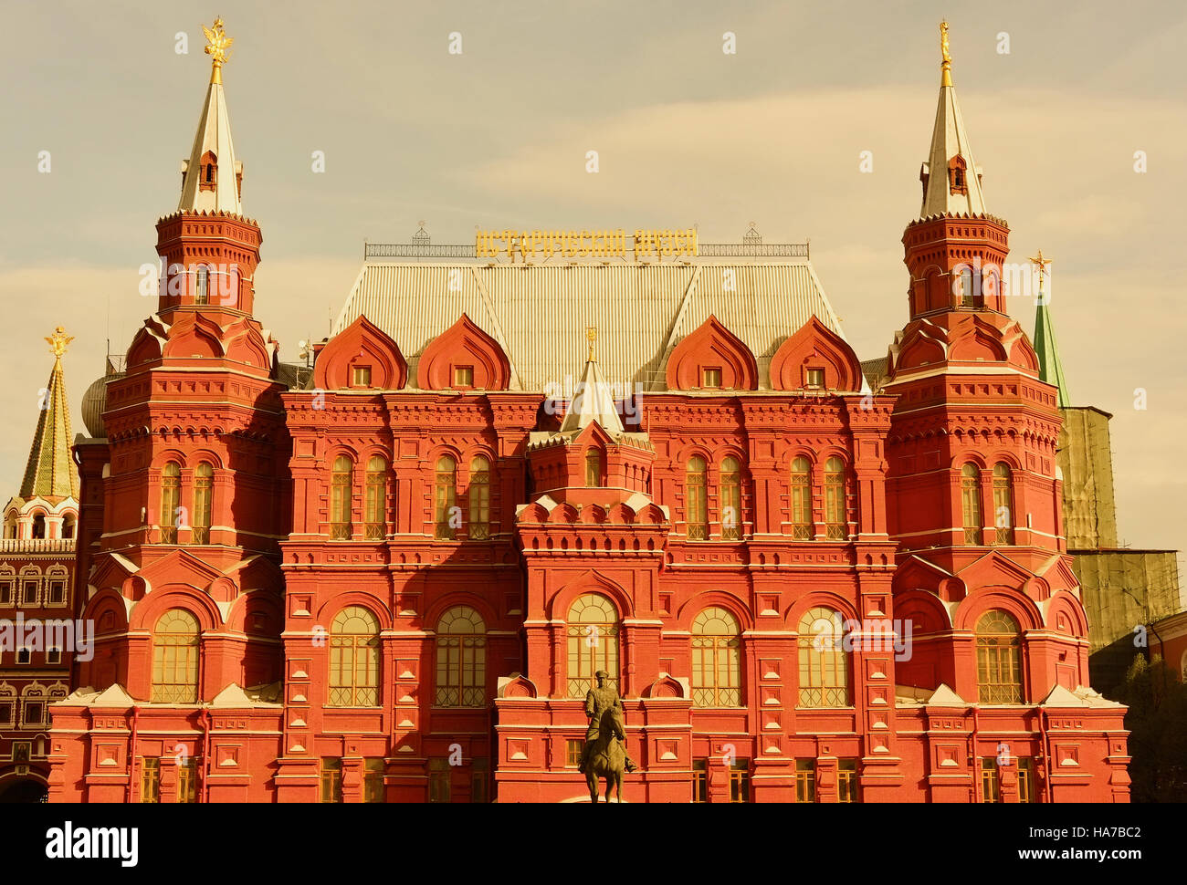 Museo storico statale e la statua equestre del maresciallo Georgy Zhukov Manege o Manezhnaya Square Mosca Russia Foto Stock