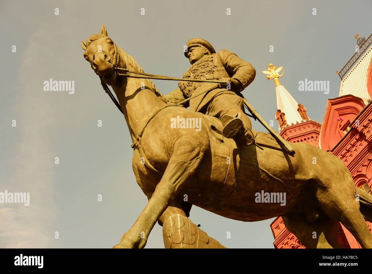 Statua equestre del maresciallo Georgy Zhukov davanti al museo storico statale Manege o Manezhnaya Square Mosca Russia Foto Stock