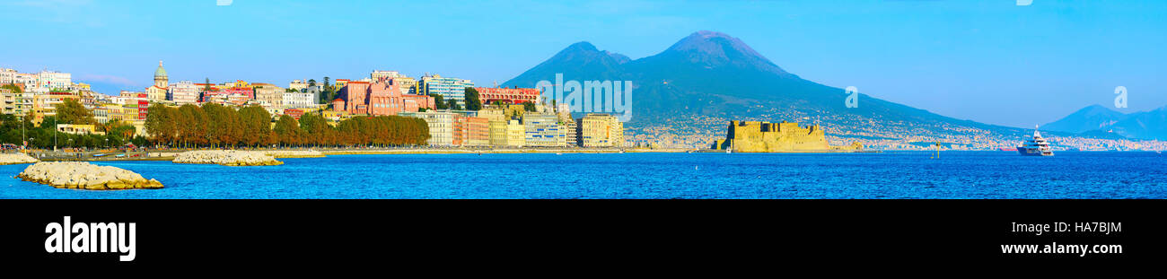 Vista panoramica di Napoli al tramonto. Italia Foto Stock