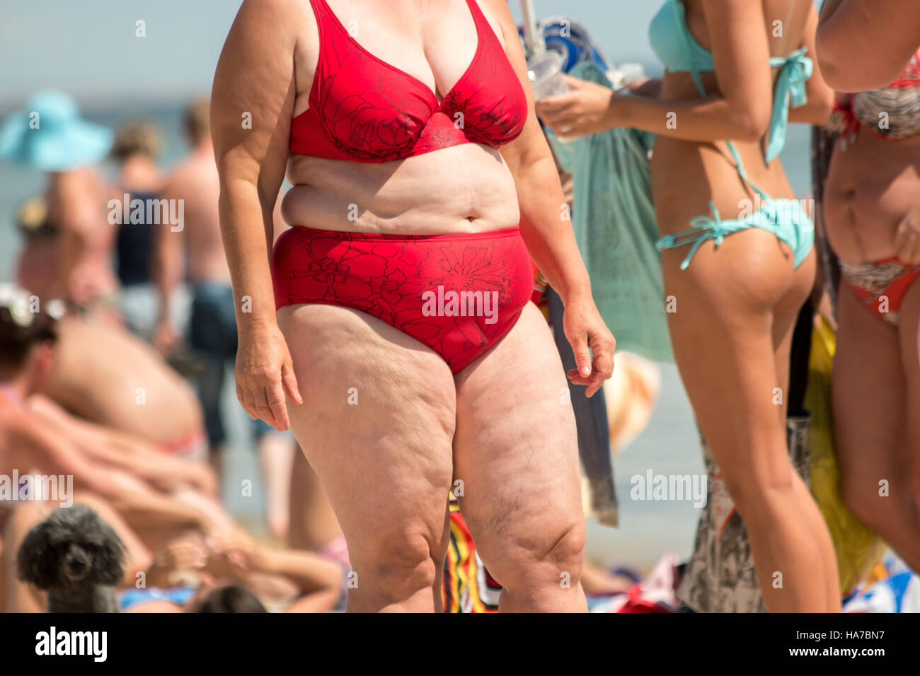 Donna obesa in costume da bagno. Foto Stock