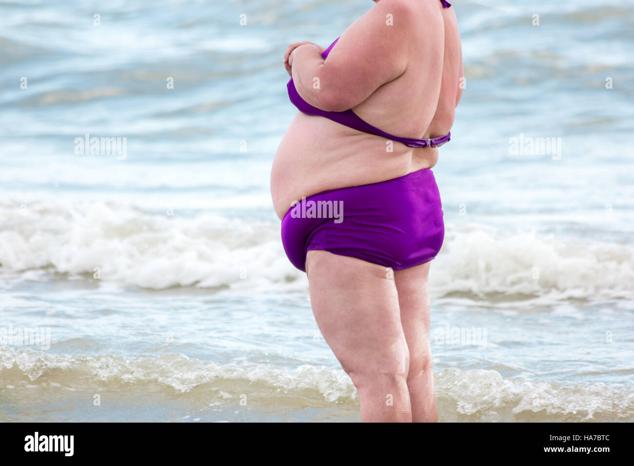 Donna obesa al mare. Foto Stock