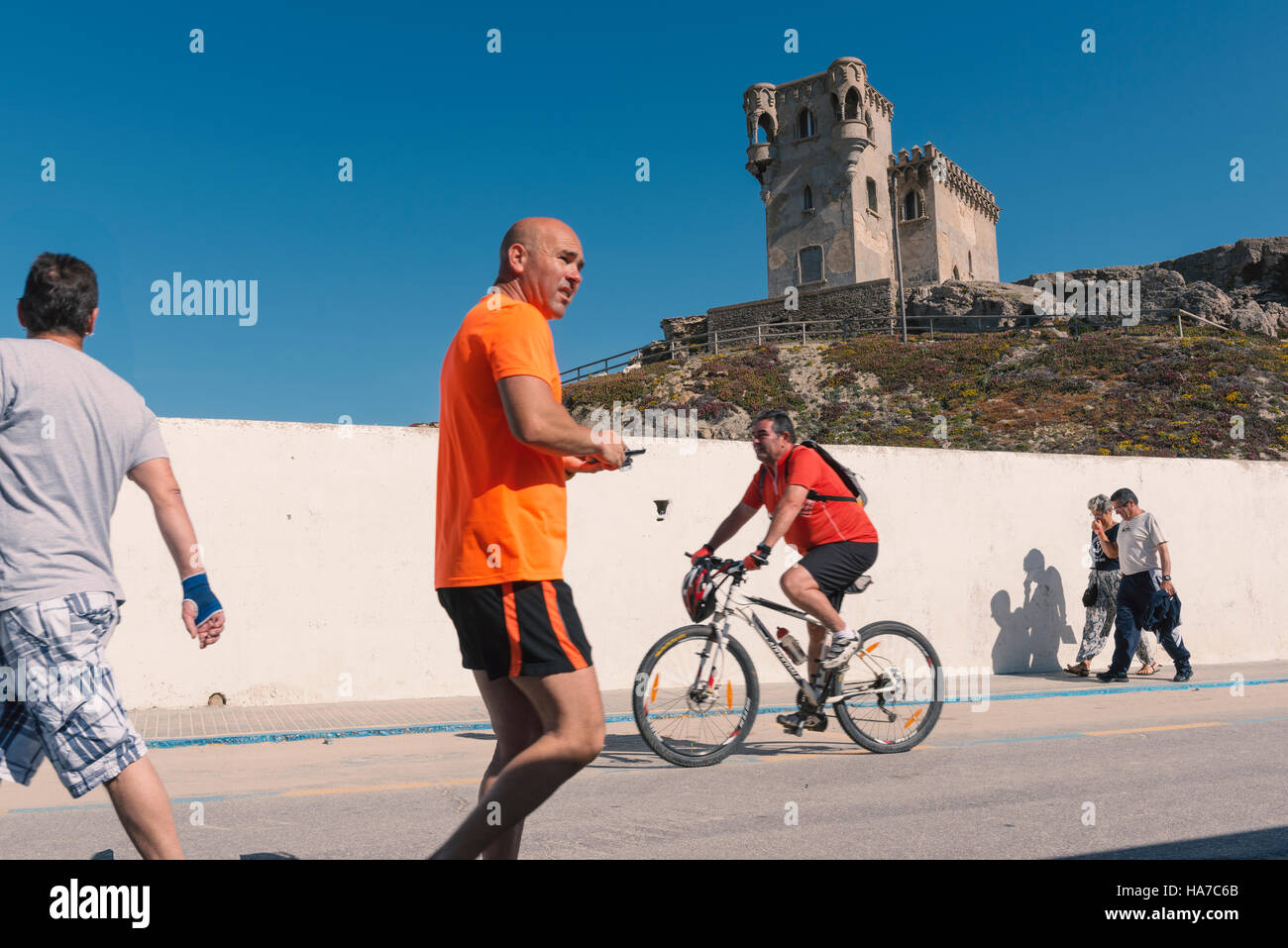 La gente camminare lungo le strade di Tarifa, Cadice, Andalusia, Spagna meridionale. Foto Stock