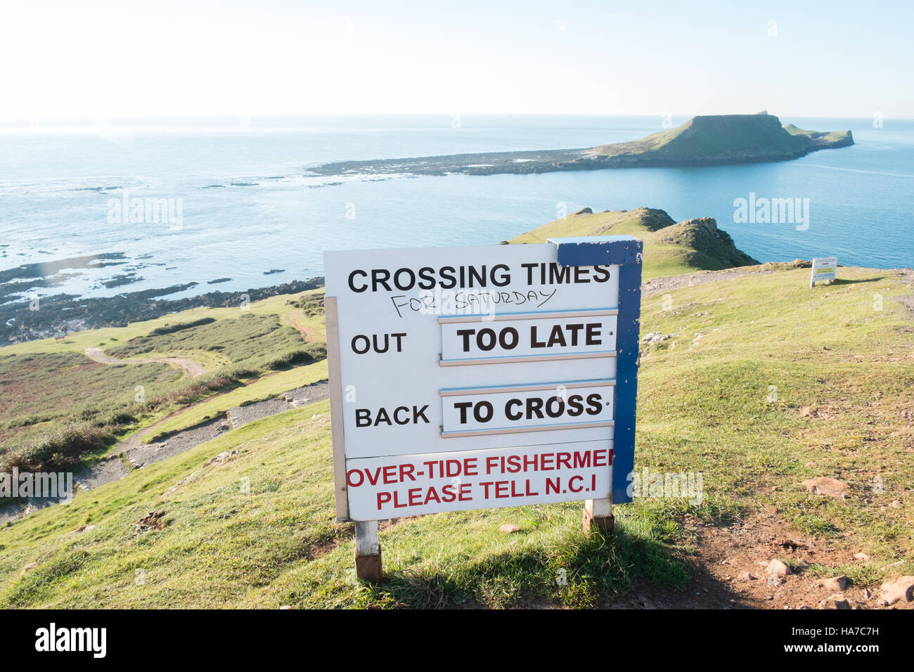 Causeway oltre al worm di testa,Gower.Rhossilli,Bay,beach,Gower,Wales, tagliata dalla marea crescente,alta marea, l'acqua. Foto Stock