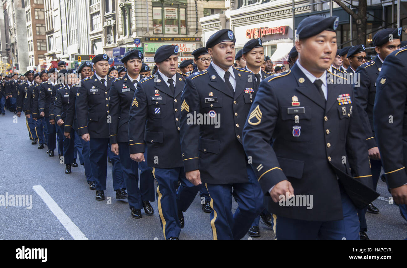 Veterani parata del giorno; anche noto come America's Parade; marche fino la Quinta Avenue in New York City. US Army xlii divisione di fanteria orgogliosamente marche. Foto Stock