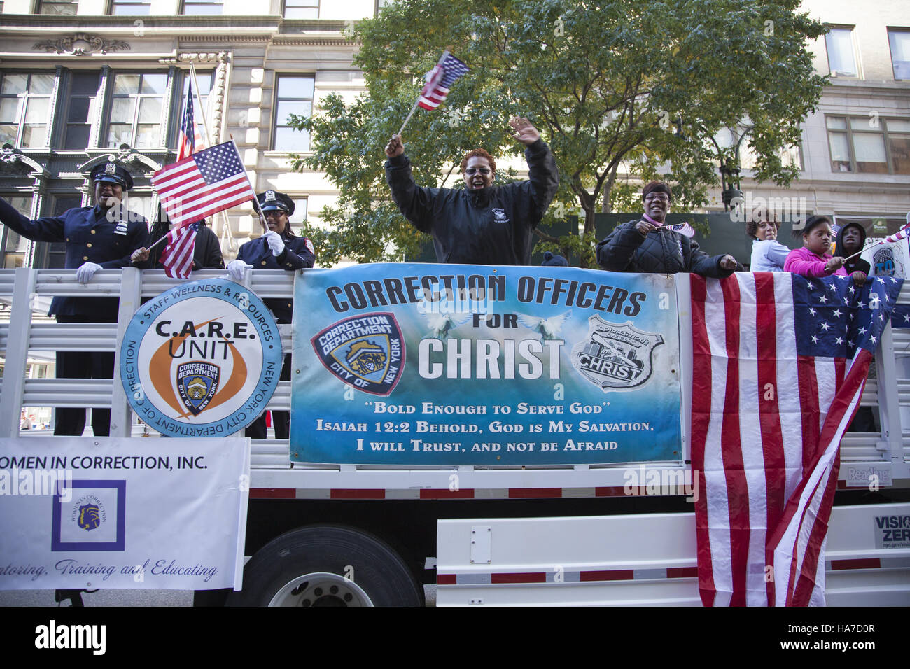 Veterani parata del giorno; anche noto come America's Parade; marche fino la Quinta Avenue in New York City. Gli ufficiali di correzione per Cristo ride in parata. Foto Stock