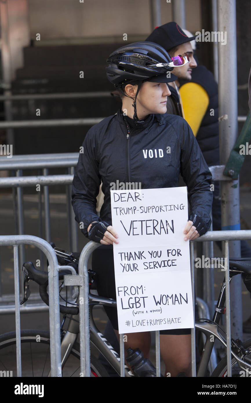 Veterani parata del giorno; anche noto come America's Parade; marche fino la Quinta Avenue in New York City. LGBT donna fa una dichiarazione presso la parata. Foto Stock