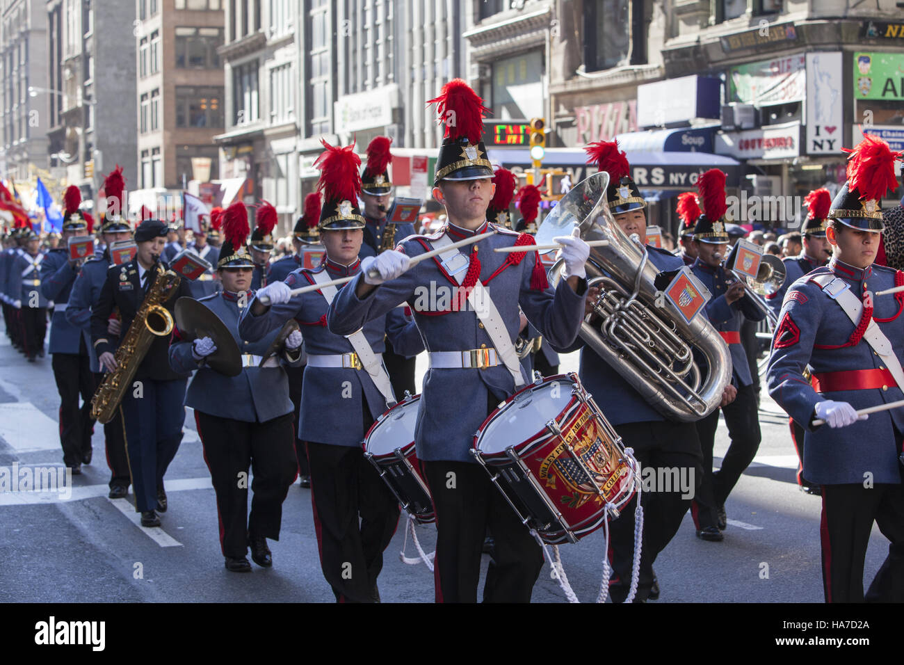 Veterani parata del giorno; anche noto come America's Parade; marche fino la Quinta Avenue in New York City. Liceo Militare Marching Band da tutto il paese di marzo. Foto Stock