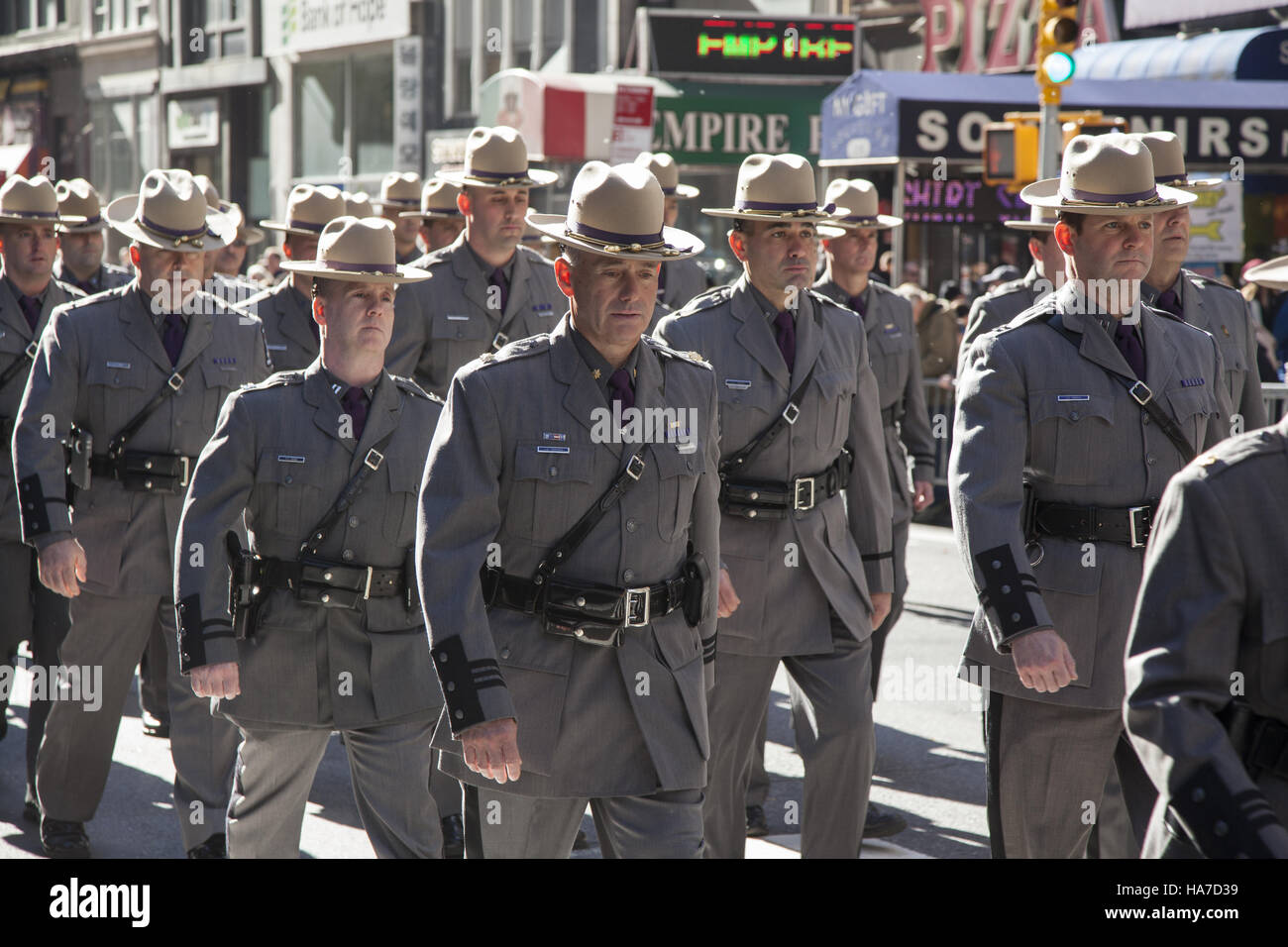 Veterani parata del giorno; anche noto come America's Parade; marche fino la Quinta Avenue in New York City. Lo stato di New York di poliziotti a marzo per la parata. Foto Stock
