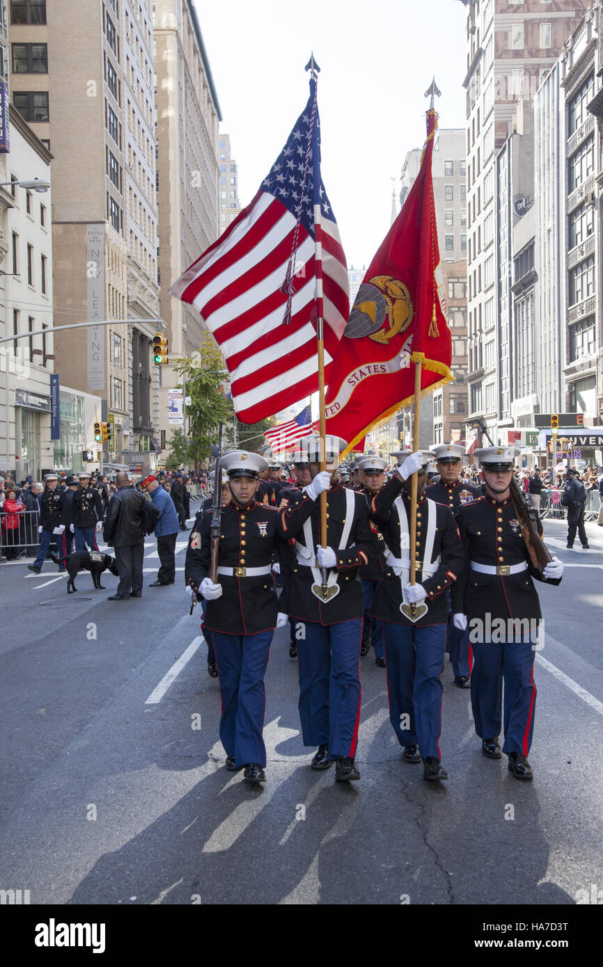 Veterani parata del giorno; anche noto come America's Parade; marche fino la Quinta Avenue in New York City. Marines americani marching. Foto Stock