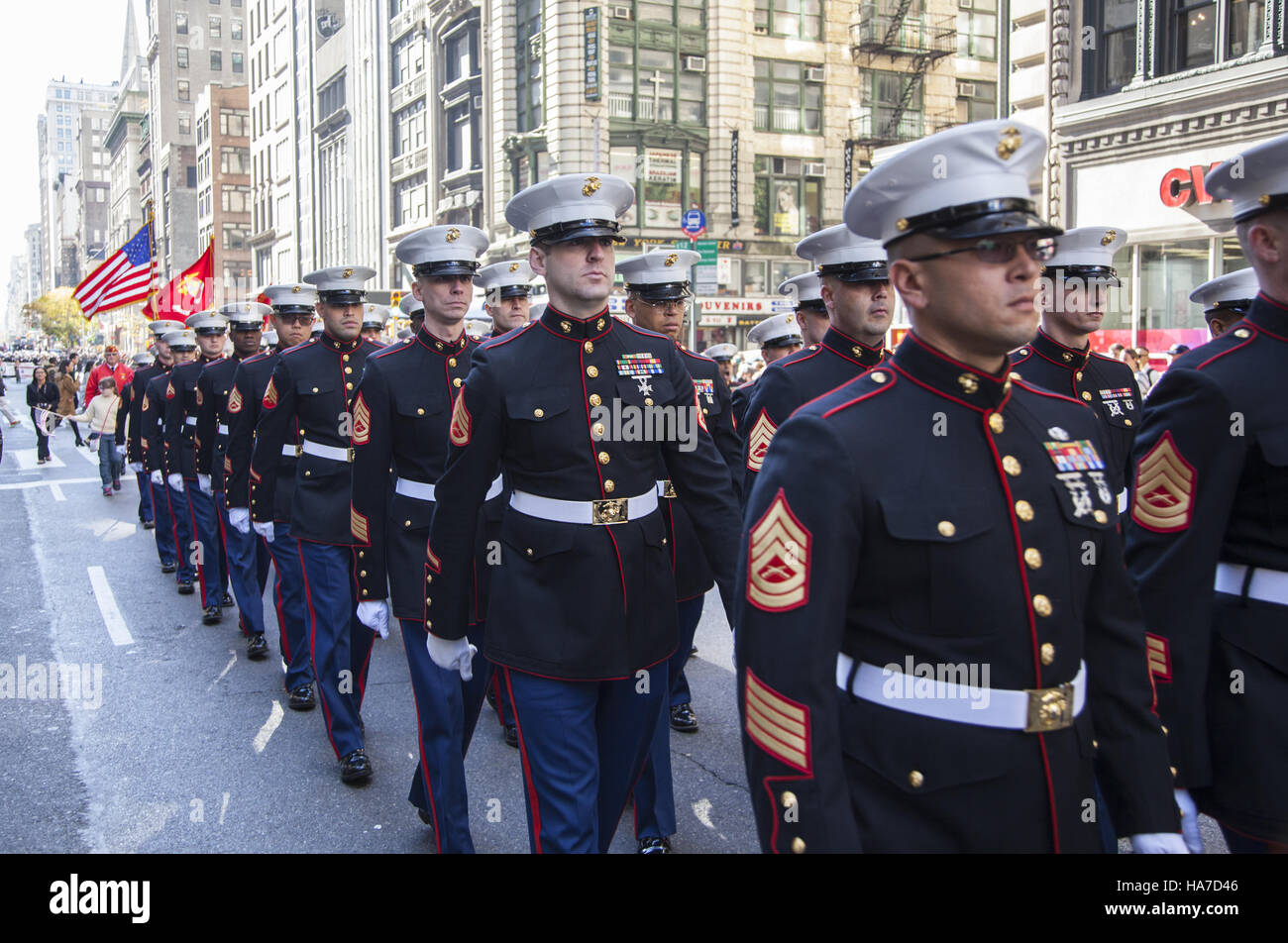 Veterani parata del giorno; anche noto come America's Parade; marche fino la Quinta Avenue in New York City. Marines americani marching. Foto Stock