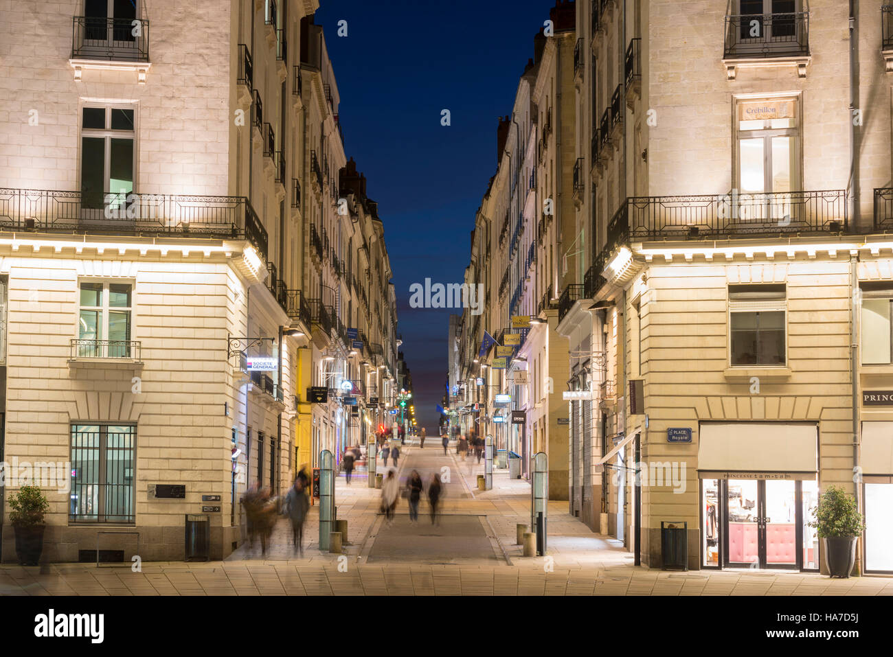 Nantes (nord-ovest della Francia): 'rue Crébillon' street di sera Foto Stock