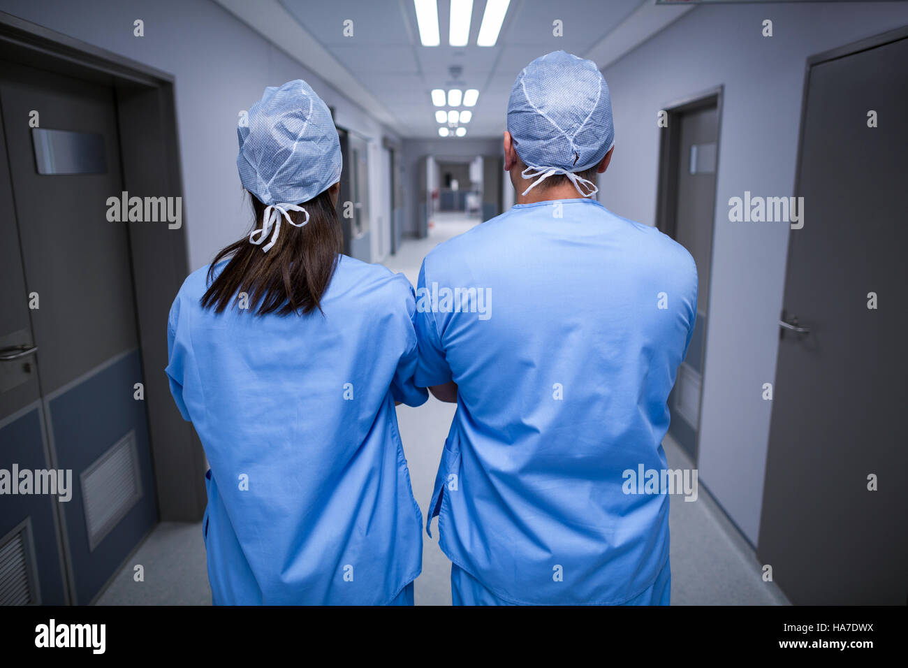 I chirurghi in piedi nel corridoio di ospedale Foto Stock