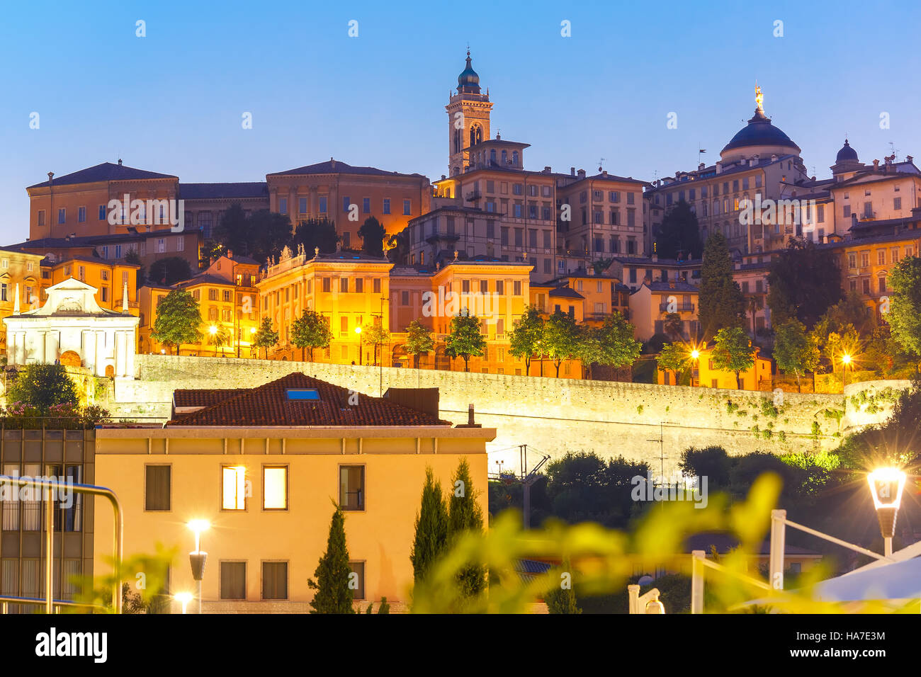 Centro storico di Città alta con il Seminario Vescovile Giovanni XXIII dal  di sopra, Bergamo, Lombardia, Italia, Europa Foto stock - Alamy