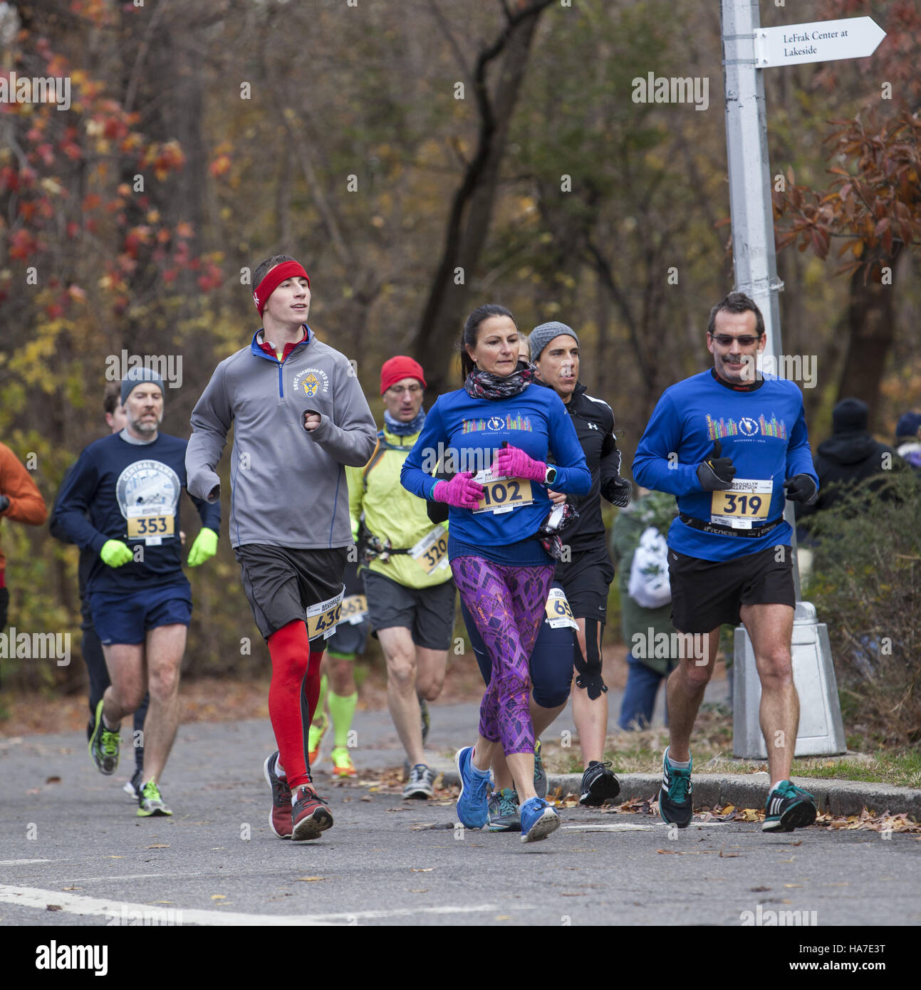 I corridori partecipare alla maratona di Brooklyn che avviene in Prospect Park. Guide di scorrimento sono circondato da i colori dell'autunno ancora brillante per la metà di novembre. Foto Stock