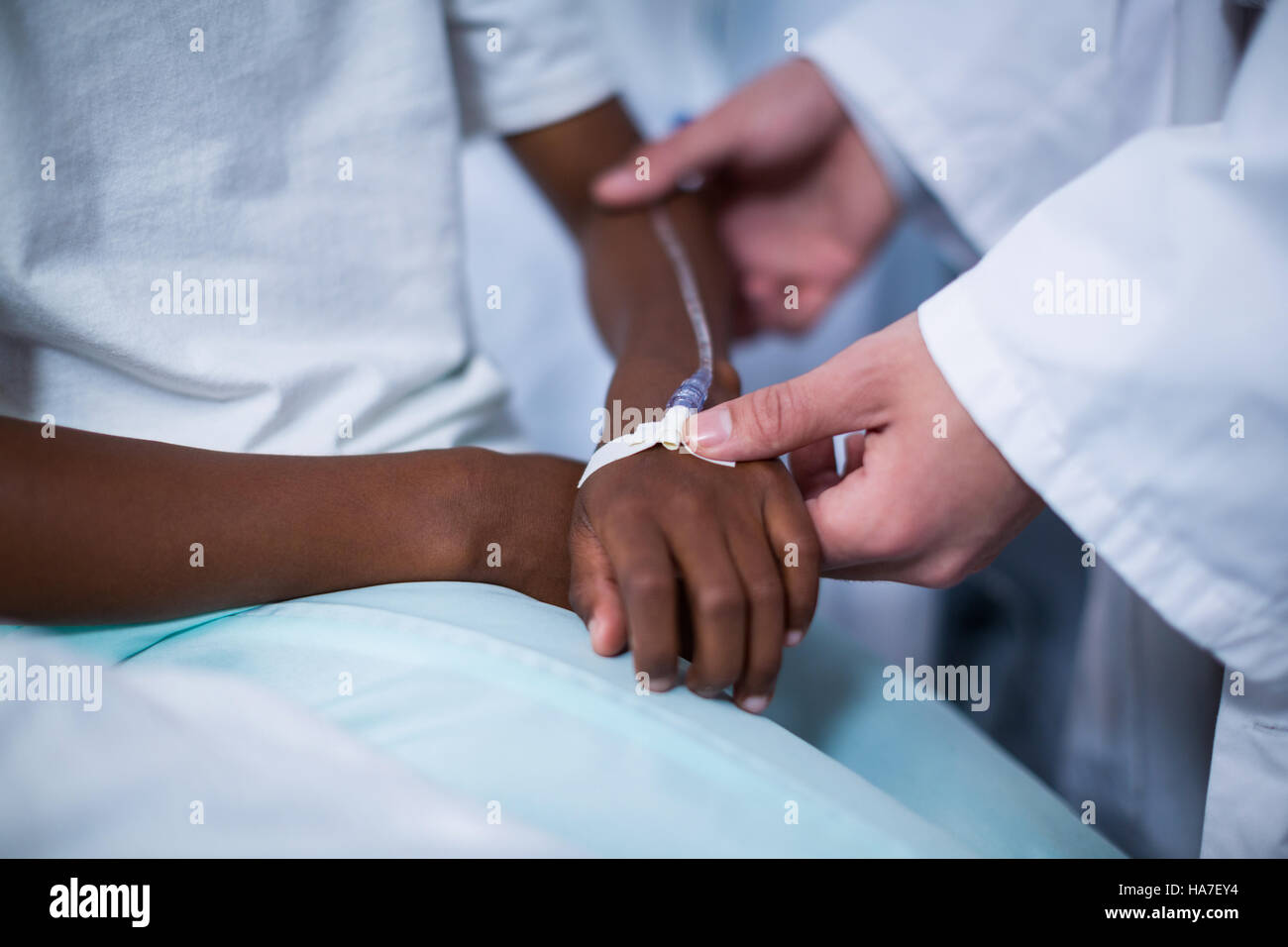 Medico esaminando un bambino in ospedale Foto Stock