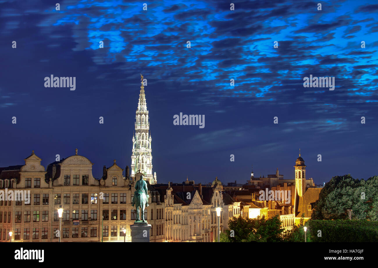 Il Belgio, Bruxelles: giardini dello storico sito 'Mont des Arts' o Kunstberg e cuspide del municipio Foto Stock