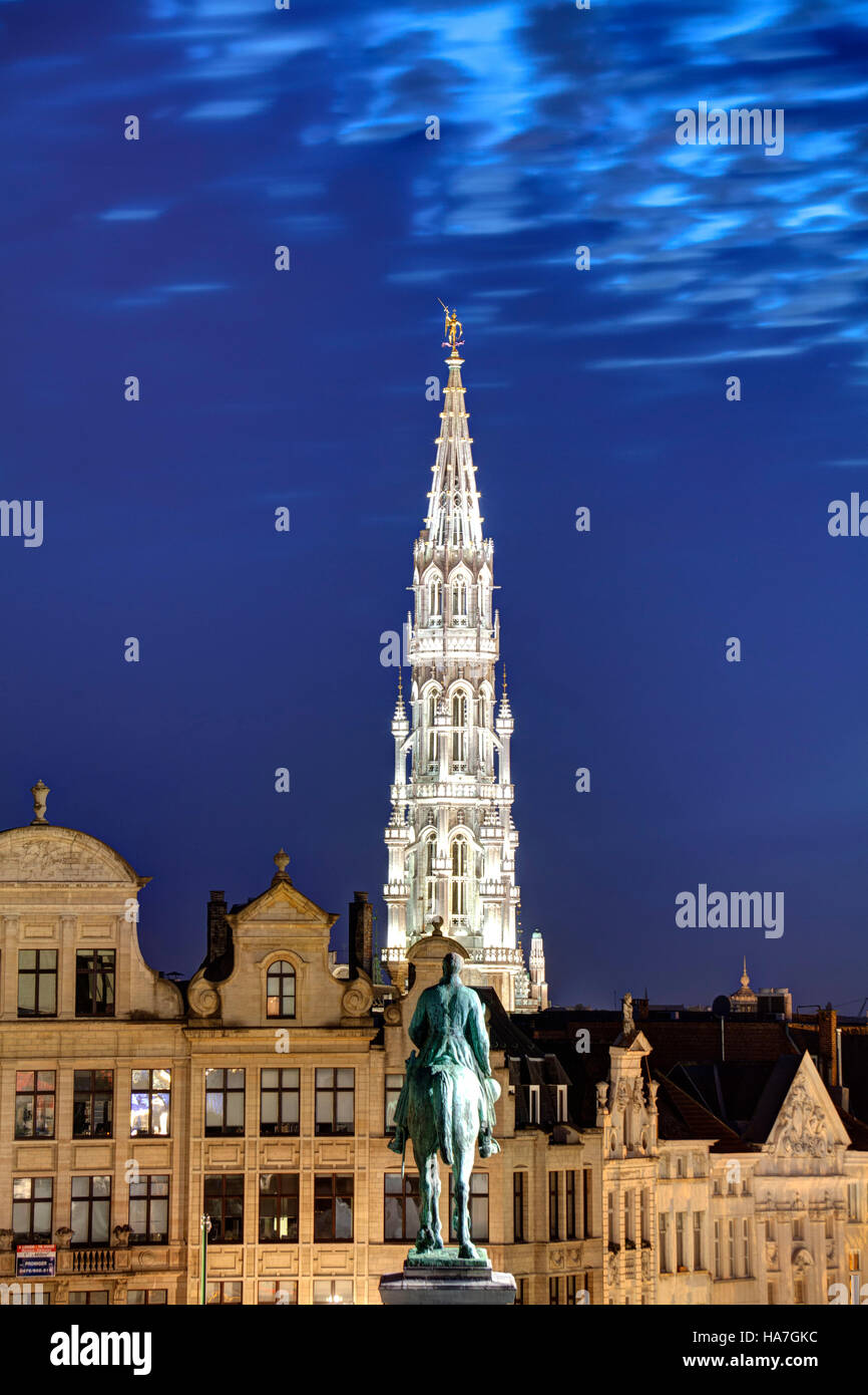 Il Belgio, Bruxelles: giardini dello storico sito 'Mont des Arts' o Kunstberg e cuspide del municipio Foto Stock