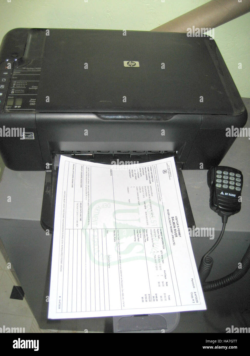 L'immagine mostra una scena in un parco nazionale, mescolando la natura con l'influenza della politica e della politica del parco, dimostrando l'interazione tra la conservazione naturale e l'azione del governo. Foto Stock