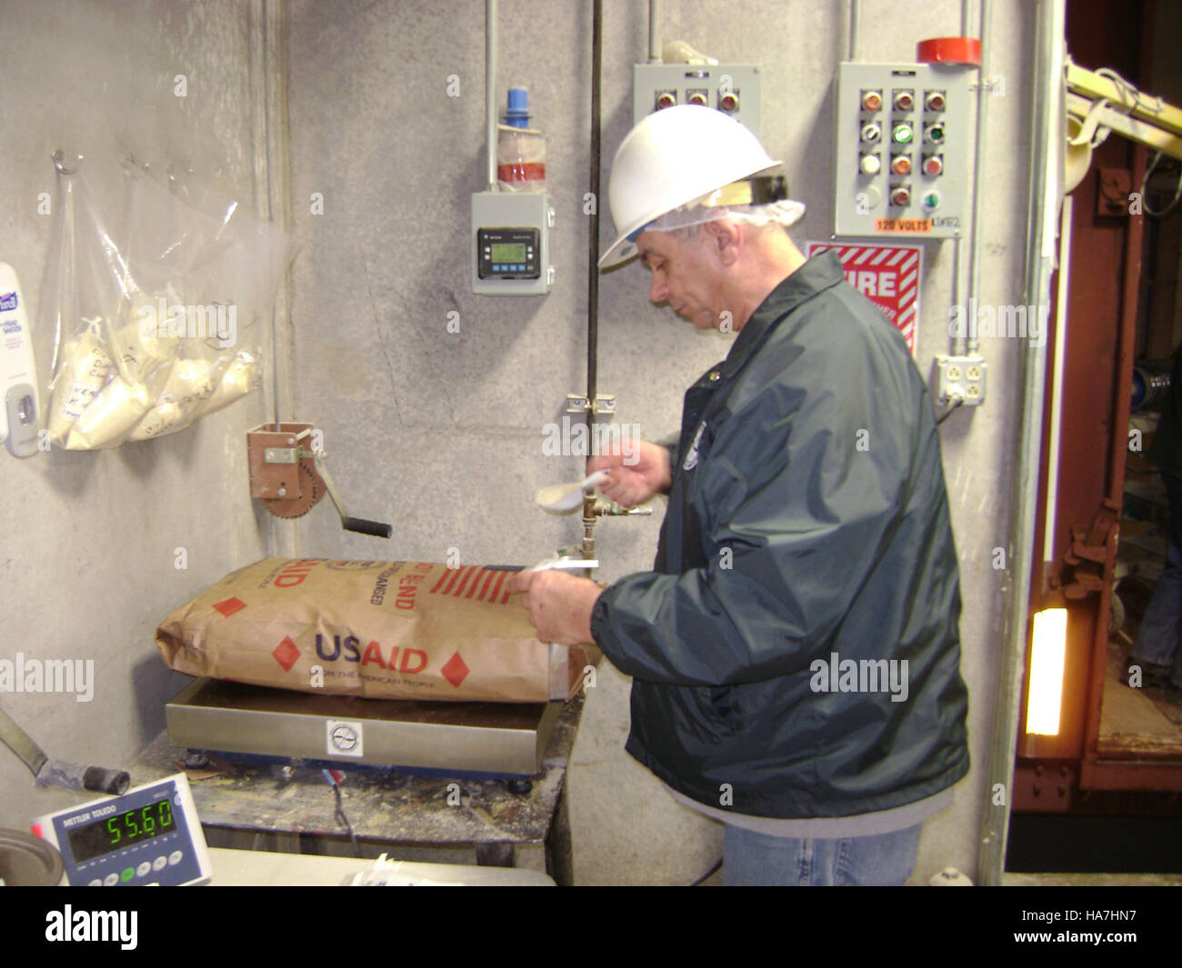 L'USDA fornisce aiuti alimentari attraverso i suoi vari programmi, con l'obiettivo di sostenere le famiglie a basso reddito e migliorare la nutrizione a livello nazionale. Questi programmi sono concepiti per affrontare la fame e l'insicurezza alimentare distribuendo risorse essenziali alle comunità bisognose. Foto Stock