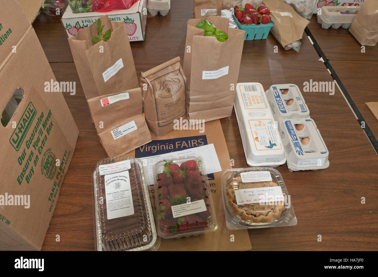 Fall Line Farms a Richmond, Virginia, una fattoria cooperativa che sostiene i sistemi alimentari locali e le iniziative di sviluppo rurale nell'ambito dei programmi USDA. Foto Stock Fall Line Farms a Richmond, Virginia, una fattoria cooperativa che sostiene i sistemi alimentari locali e le iniziative di sviluppo rurale nell'ambito dei programmi USDA. Foto Stock