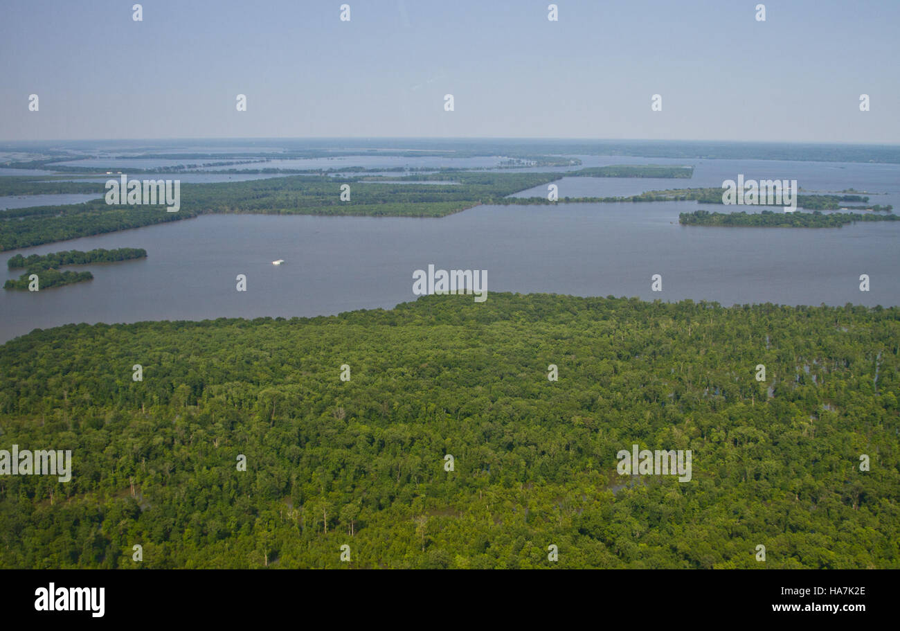 L'indagine aerea dell'USDA sulle fattorie del Mississippi rivela l'entità dell'inondazione e il suo impatto sulle infrastrutture agricole, comprese strade e alberi. L'indagine rientra negli sforzi dell'USDA volti a sostenere lo sviluppo rurale e fornire assistenza agli agricoltori in caso di calamità naturali. Foto Stock