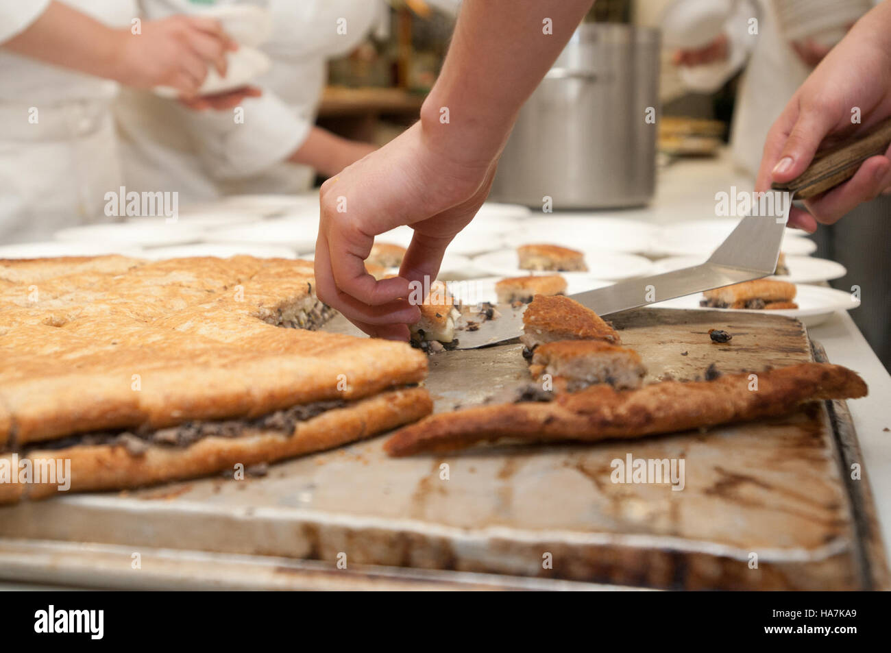 L'iniziativa Cooking Up Change dell'USDA promuove una cucina sana e un'educazione nutrizionale, incoraggiando le scuole a implementare migliori pratiche nutrizionali. Promuove scelte alimentari sane tra gli studenti e sottolinea ingredienti sostenibili e nutrienti. Foto Stock L'iniziativa Cooking Up Change dell'USDA promuove una cucina sana e un'educazione nutrizionale, incoraggiando le scuole a implementare migliori pratiche nutrizionali. Promuove scelte alimentari sane tra gli studenti e sottolinea ingredienti sostenibili e nutrienti. Foto Stock