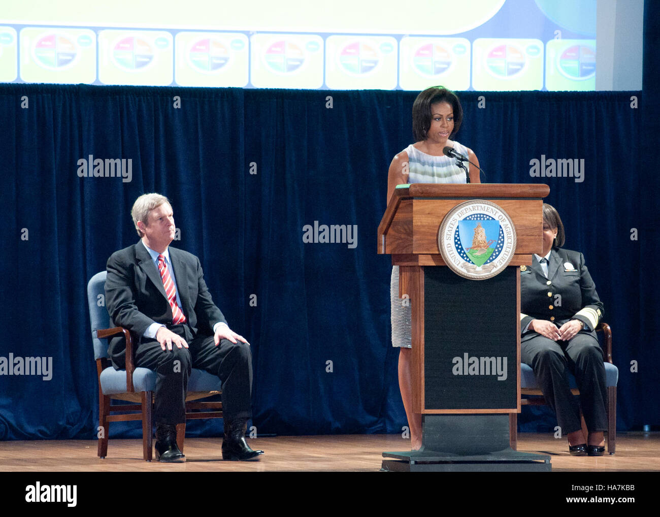 La First Lady Michelle Obama promuove l'iniziativa MyPlate, un programma USDA che incoraggia un'alimentazione sana. Il segretario Tom Vilsack sostiene questi sforzi attraverso politiche federali volte a migliorare la nutrizione e la salute pubblica in tutti gli Stati Uniti. Foto Stock