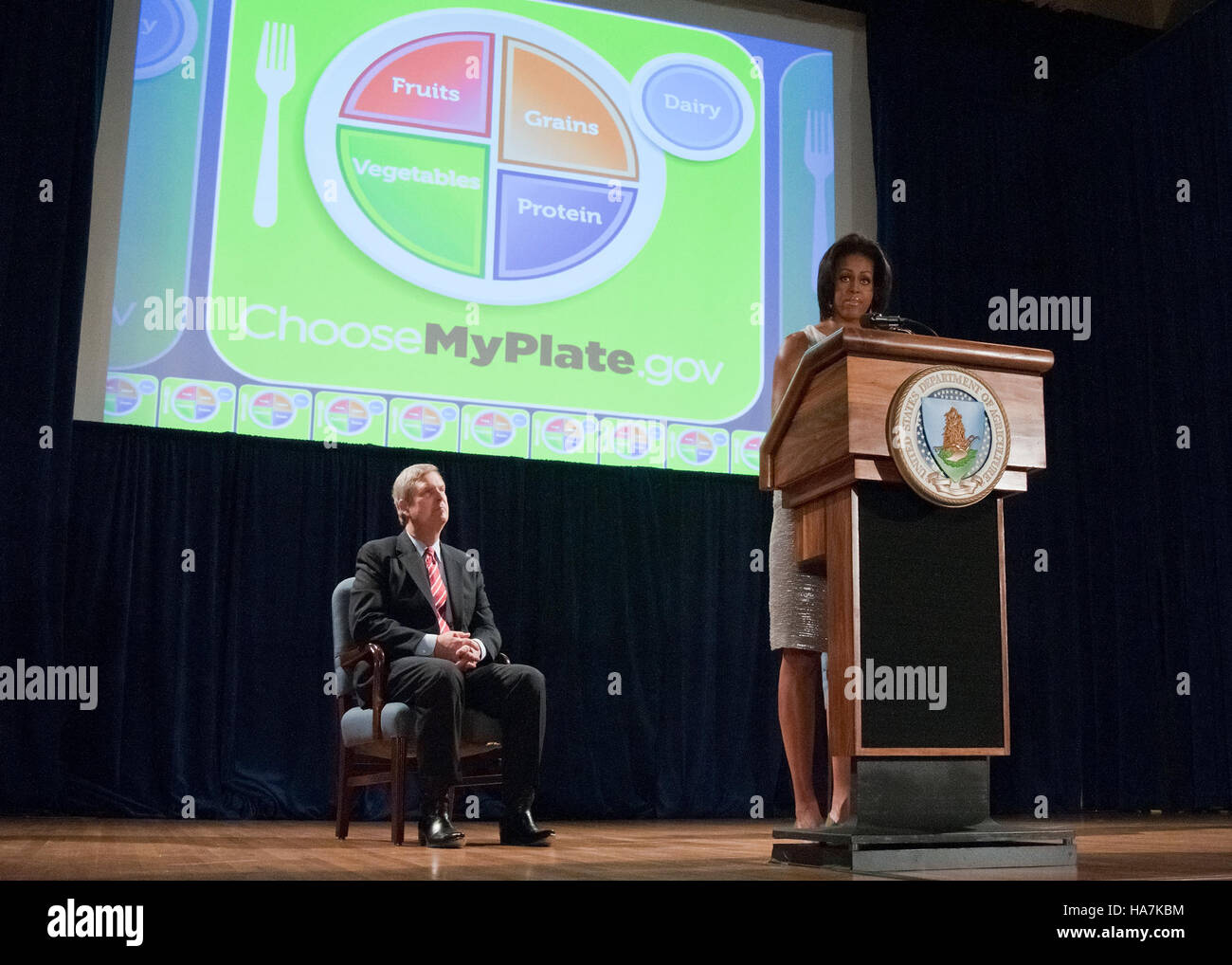 Il Center for Nutrition Policy and Promotion dell'USDA, guidato dalla First Lady Michelle Obama, si concentra sulla promozione di abitudini alimentari sane. Il programma mira a ridurre i tassi di obesità attraverso l'istruzione pubblica, linee guida dietetiche e partnership con altre organizzazioni sanitarie. Foto Stock