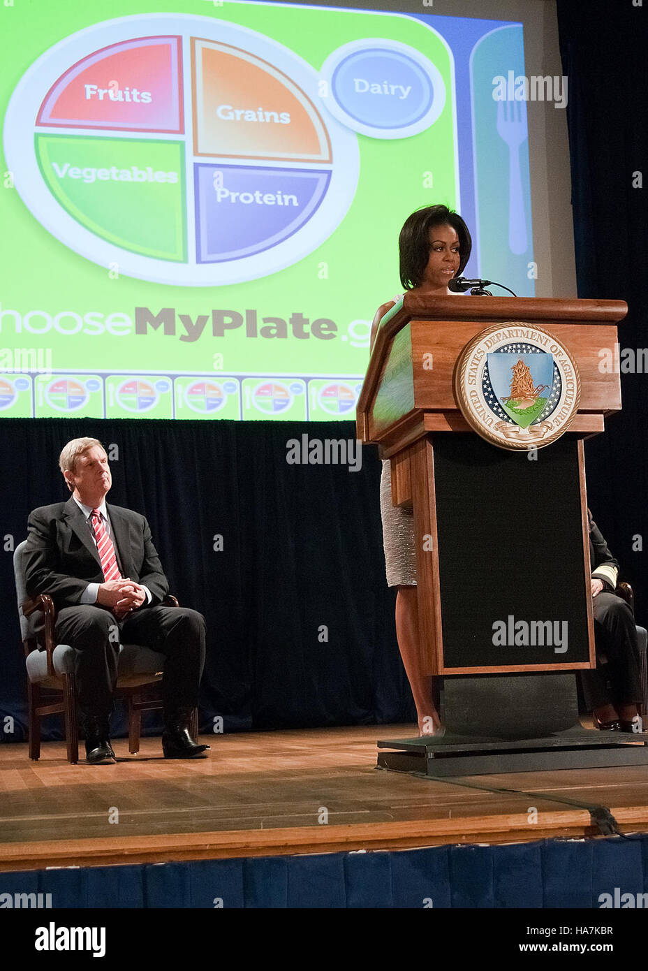 L'immagine presenta un evento ospitato dal Dipartimento dell'Agricoltura degli Stati Uniti (USDA) incentrato sulla politica nutrizionale, con figure chiave come la First Lady Michelle Obama. L'iniziativa mira a promuovere scelte alimentari più sane e ad affrontare questioni come l'obesità. L'USDA lavora in collaborazione con vari esperti di salute e nutrizione per lanciare programmi a sostegno della salute pubblica e cambiamenti politici. Foto Stock