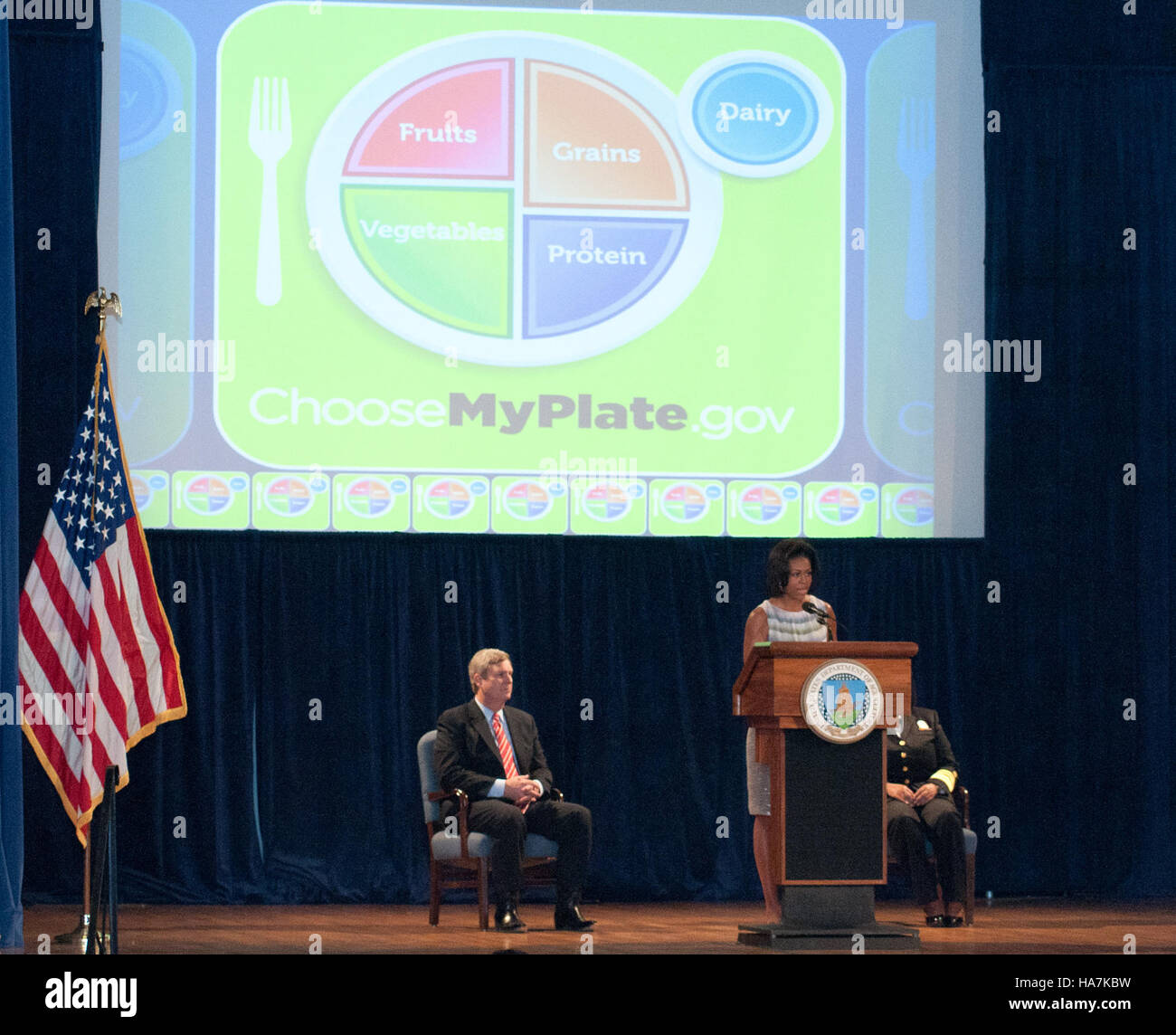 La First Lady Michelle Obama e il Segretario dell'USDA Tom Vilsack evidenziano l'iniziativa ChooseMyPlate per promuovere un'alimentazione sana. Questa campagna incoraggia pasti equilibrati utilizzando semplici guide visive per le scelte alimentari. Foto Stock