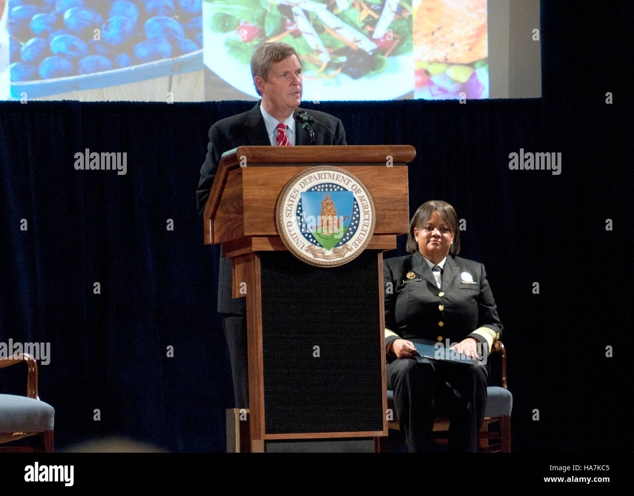La First Lady Michelle Obama promuove un'alimentazione sana attraverso la campagna MyPlate. Il Segretario Tom Vilsack del Dipartimento dell'Agricoltura degli Stati Uniti sostiene questa iniziativa per incoraggiare una migliore alimentazione e sistemi alimentari sostenibili negli Stati Uniti Foto Stock