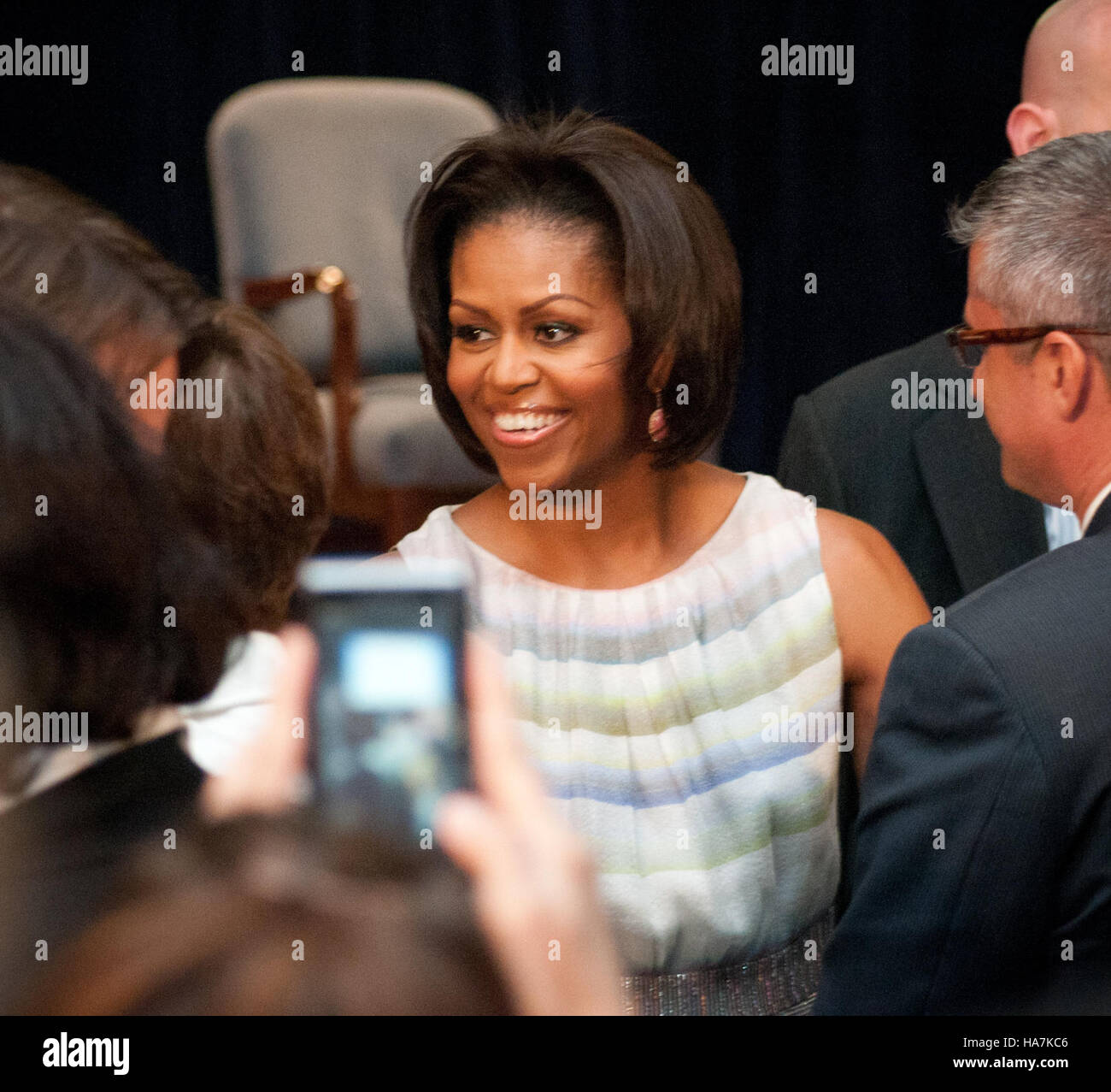 La First Lady Michelle Obama promuove l'iniziativa ChooseMyPlate per incoraggiare abitudini alimentari più sane e consapevolezza nutrizionale attraverso la sensibilizzazione pubblica e campagne guidate dal governo. Foto Stock