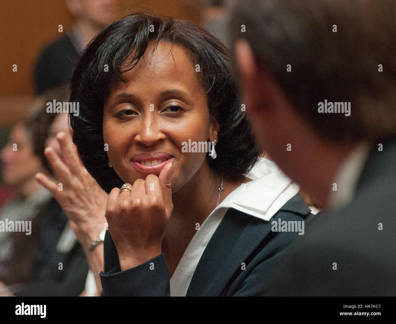 Questa immagine mostra la First Lady Michelle Obama che promuove la campagna "Choose My Plate" insieme al Segretario dell'USDA Tom Vilsack. L'iniziativa mirava a promuovere abitudini alimentari più sane negli Stati Uniti attraverso una guida nutrizionale. Foto Stock