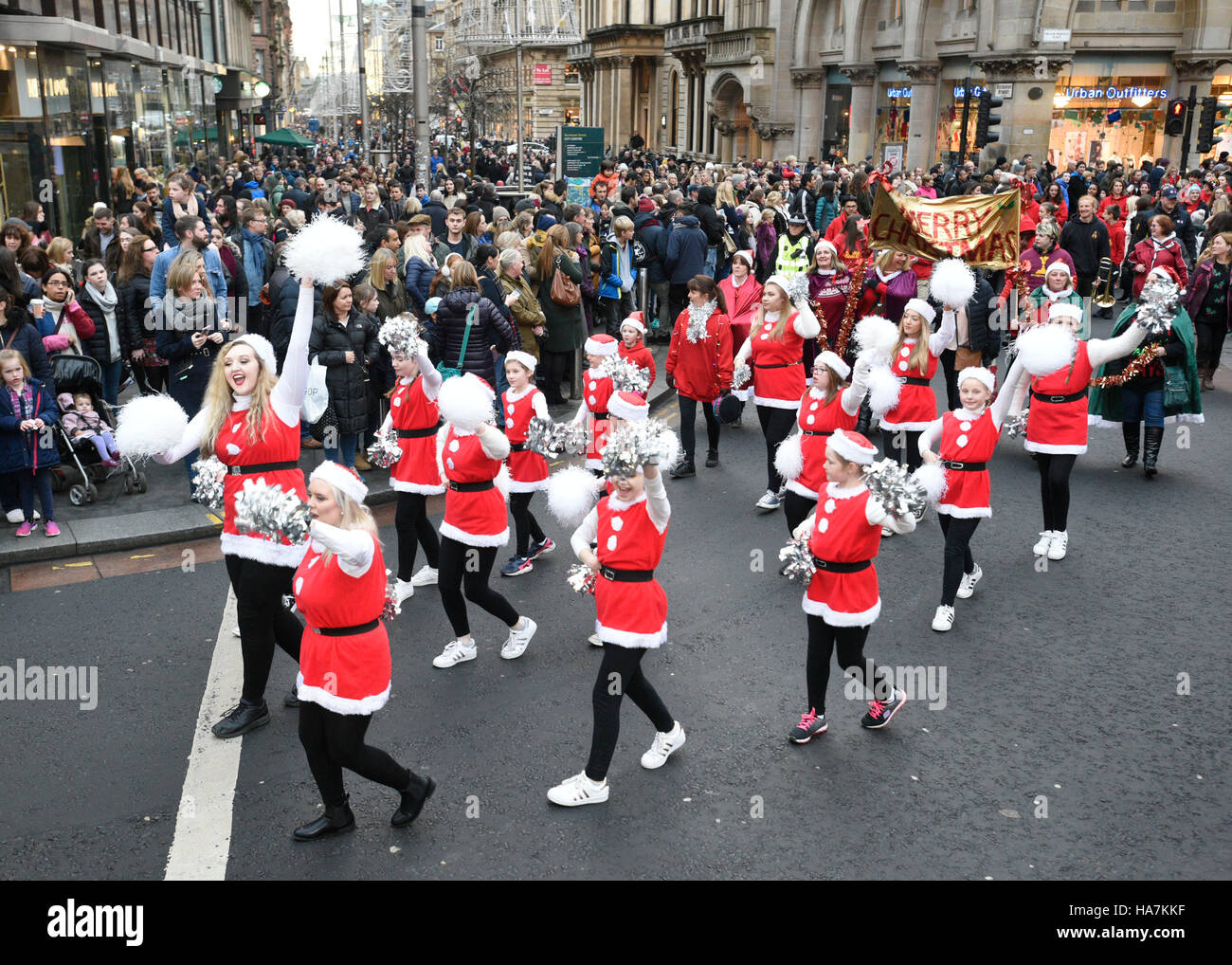 Gli artisti interpreti o esecutori durante il medioevo lo stile a tema di miglio di carnevale in Glasgow. Foto Stock