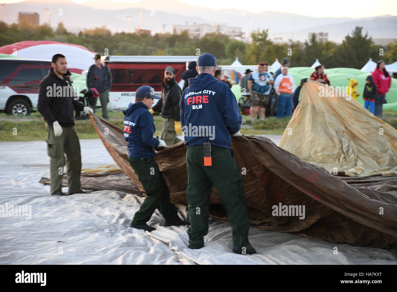 Questa immagine cattura il delicato processo di dispiegamento e ripristino dei paesaggi danneggiati, un elemento chiave negli sforzi di conservazione del Bureau of Land Management (BLM). Il BLM si concentra sulla gestione sostenibile del territorio e sulla riabilitazione delle aree colpite dall'attività umana e dalle forze naturali, garantendo la salute ecologica e la biodiversità a lungo termine. Foto Stock