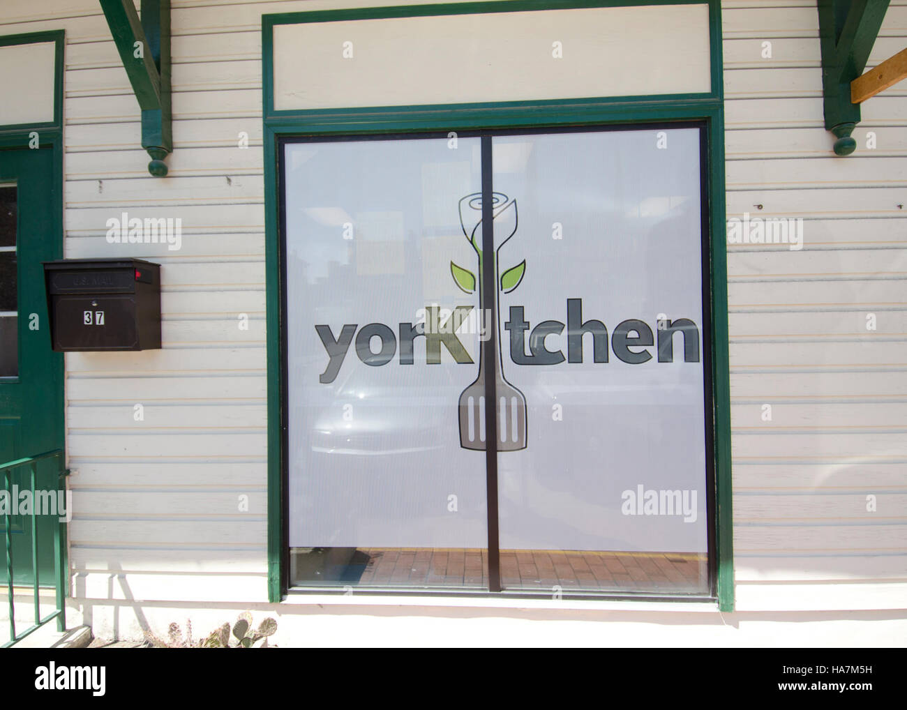 Il programma Rural Business Enterprise Grant (RBEG) sostiene lo sviluppo delle imprese locali fornendo finanziamenti per le cucine degli incubatori. Queste cucine contribuiscono a promuovere l'imprenditorialità alimentare offrendo risorse e strutture per avviare imprese alimentari nelle zone rurali. L'USDA sostiene lo sviluppo economico rurale attraverso soluzioni innovative per promuovere la produzione alimentare locale e la creazione di posti di lavoro. Foto Stock