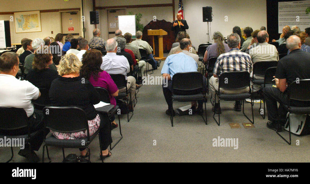 Questa immagine raffigura un incontro che coinvolge gli stakeholder focalizzati sulla natura, la scienza e la politica. Sottolinea l'importanza della collaborazione nell'elaborazione delle politiche relative alla protezione dell'ambiente e ai cambiamenti climatici, garantendo un processo decisionale informato per pratiche sostenibili. Foto Stock