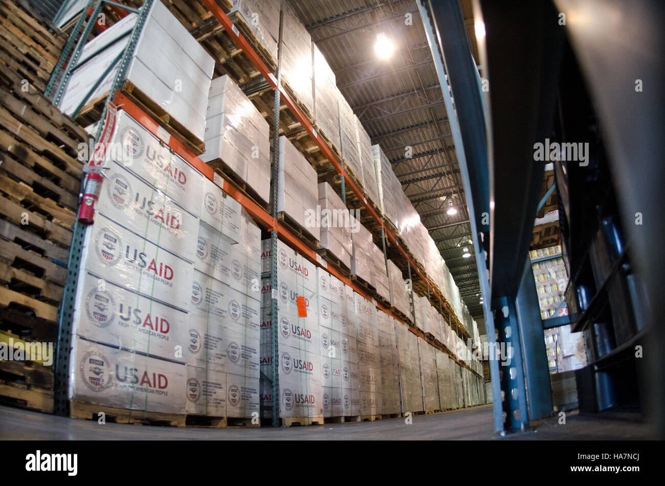 Crowley Logistics facilita gli sforzi umanitari, gestendo forniture come casse e teloni. Questi sforzi logistici di supporto da parte dell'USDA e di altre agenzie federali nel fornire soccorso e recupero in caso di calamità. Foto Stock