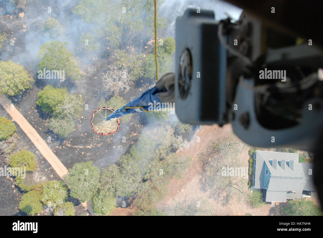L'incendio di Bastrop in Texas, a cui hanno risposto le forze militari del Texas e la Guardia Nazionale del Texas, ha causato ingenti danni nella regione. Gli sforzi di queste forze furono cruciali nel controllare l'incendio e nel fornire soccorso alle aree colpite, evidenziando il ruolo della Guardia nazionale nella risposta ai disastri. Foto Stock