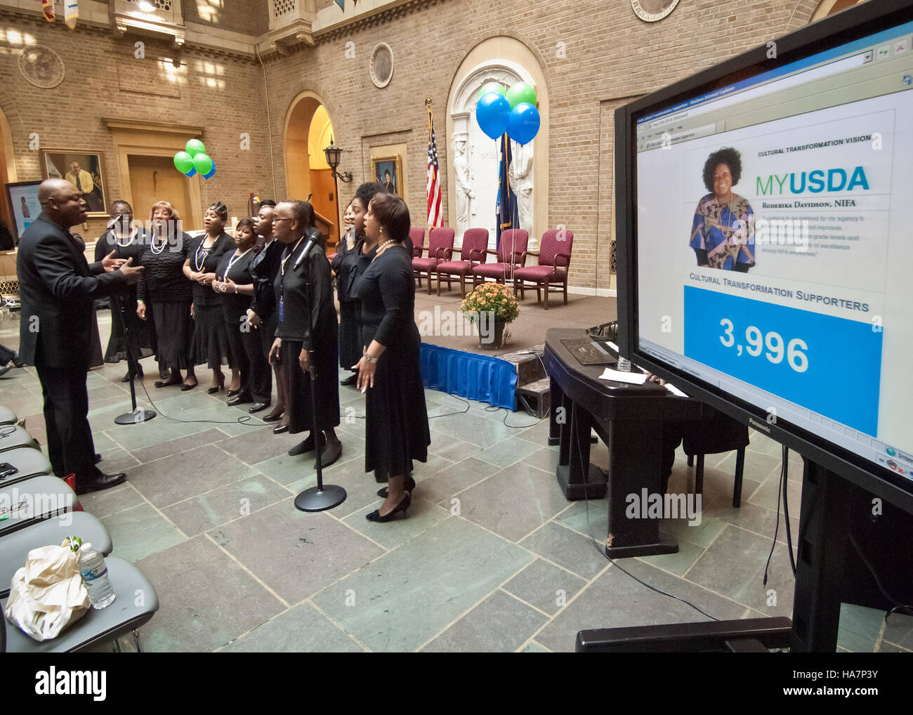 I Black acks in Government (BIG) Choir hanno partecipato al Cultural Transformation Recognition Day presso l'USDA, mostrando l'impegno dell'organizzazione per la diversità e l'inclusività culturale all'interno del Dipartimento dell'Agricoltura. Foto Stock